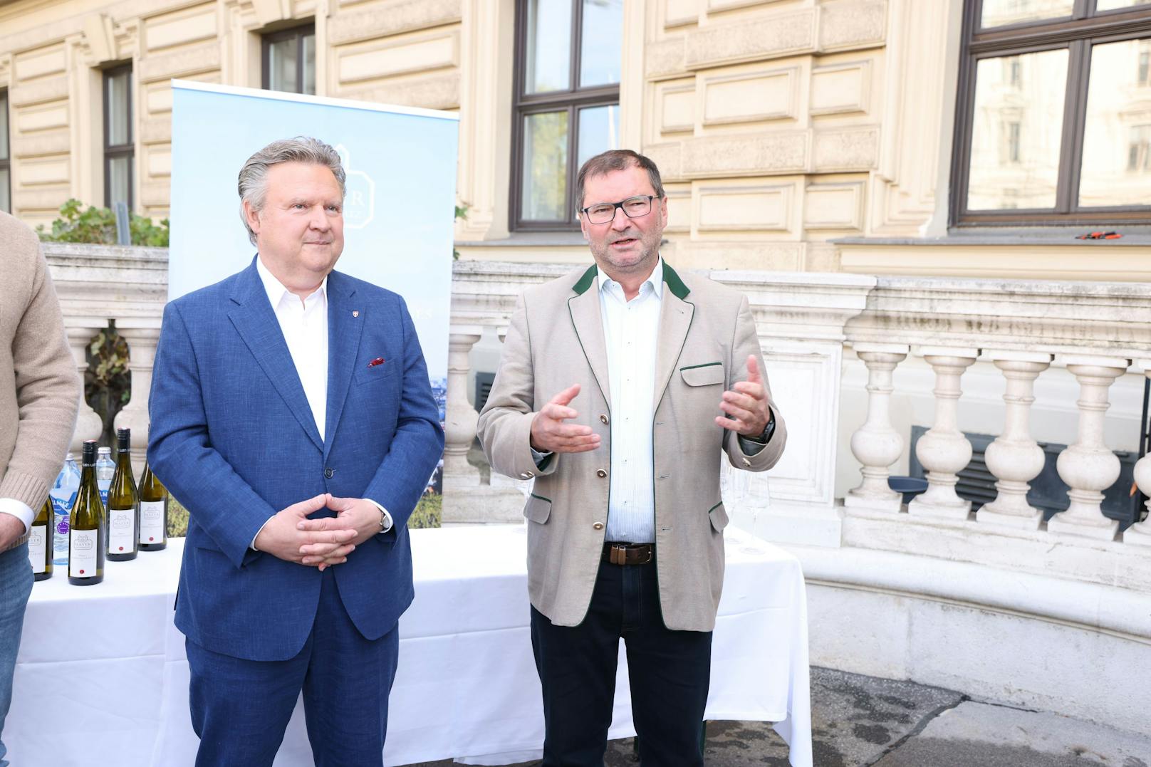 Michael Ludwig (mitte) mit Norbert Walter vom Weingut Walter