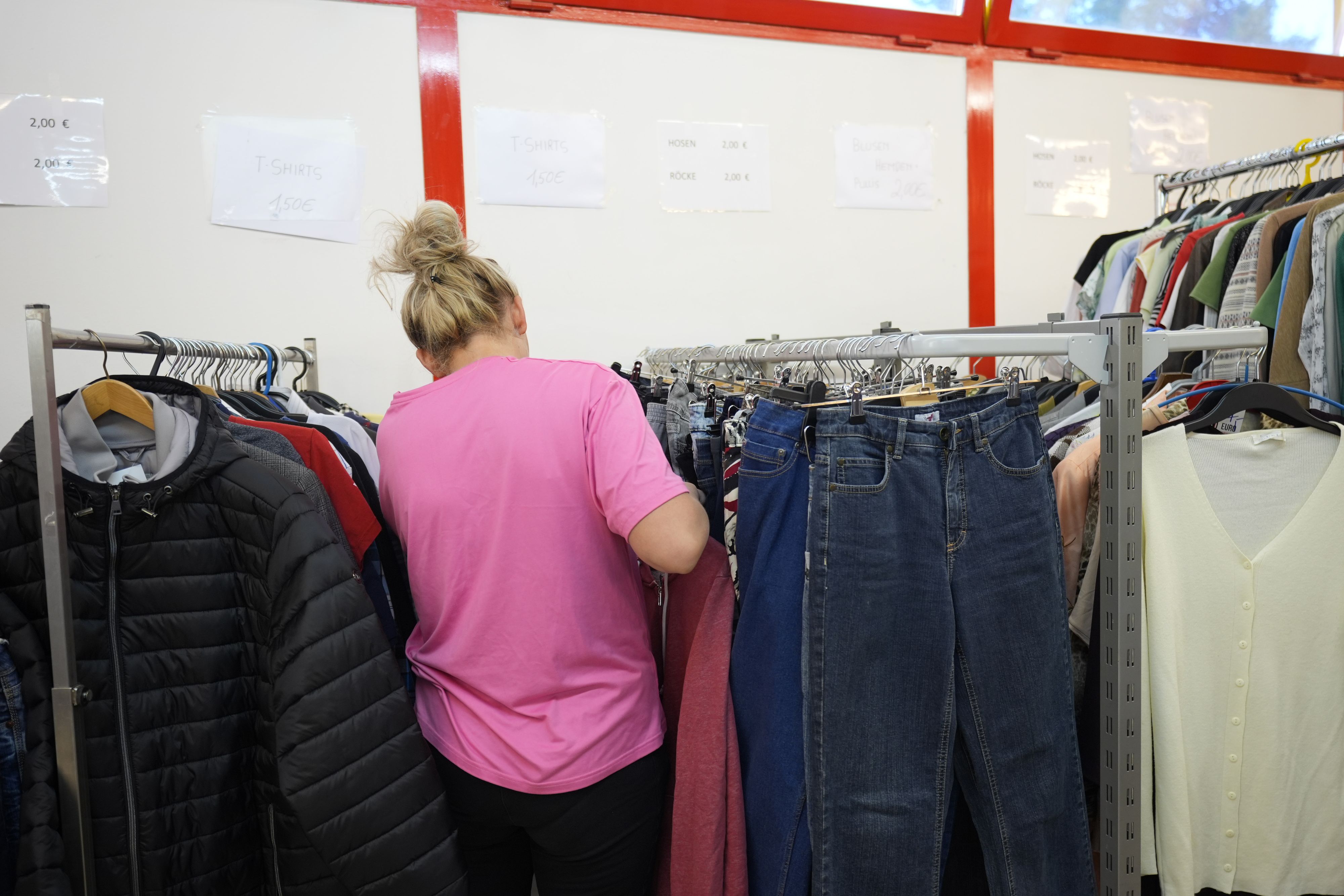 Alma A. kauft im Sozialmarkt Wien