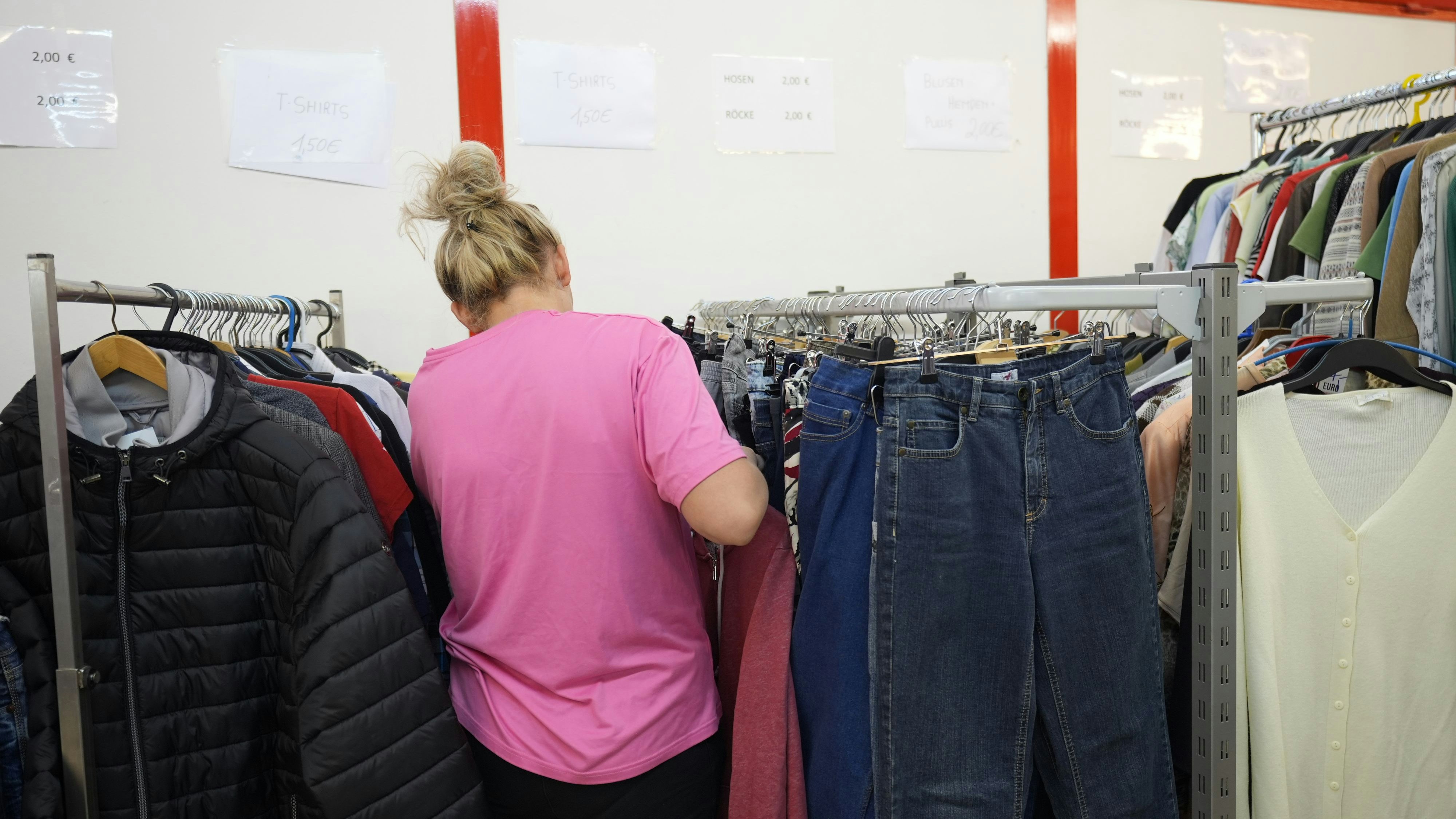 Alma A. kauft im Sozialmarkt Wien
