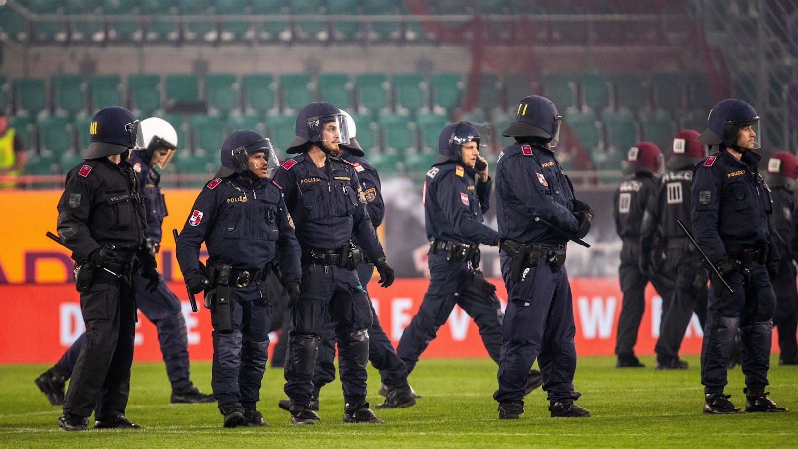 Der zweite Polizeitrupp nahm die Mitte des Spielfeldes ein.