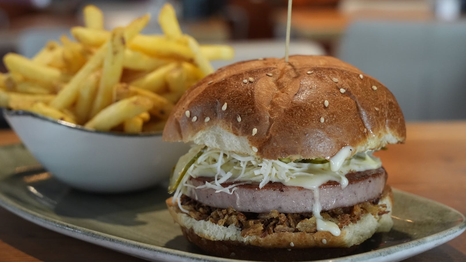 Burger mit Bratwurst - so schmeckt das Oktoberfest bei le Burger