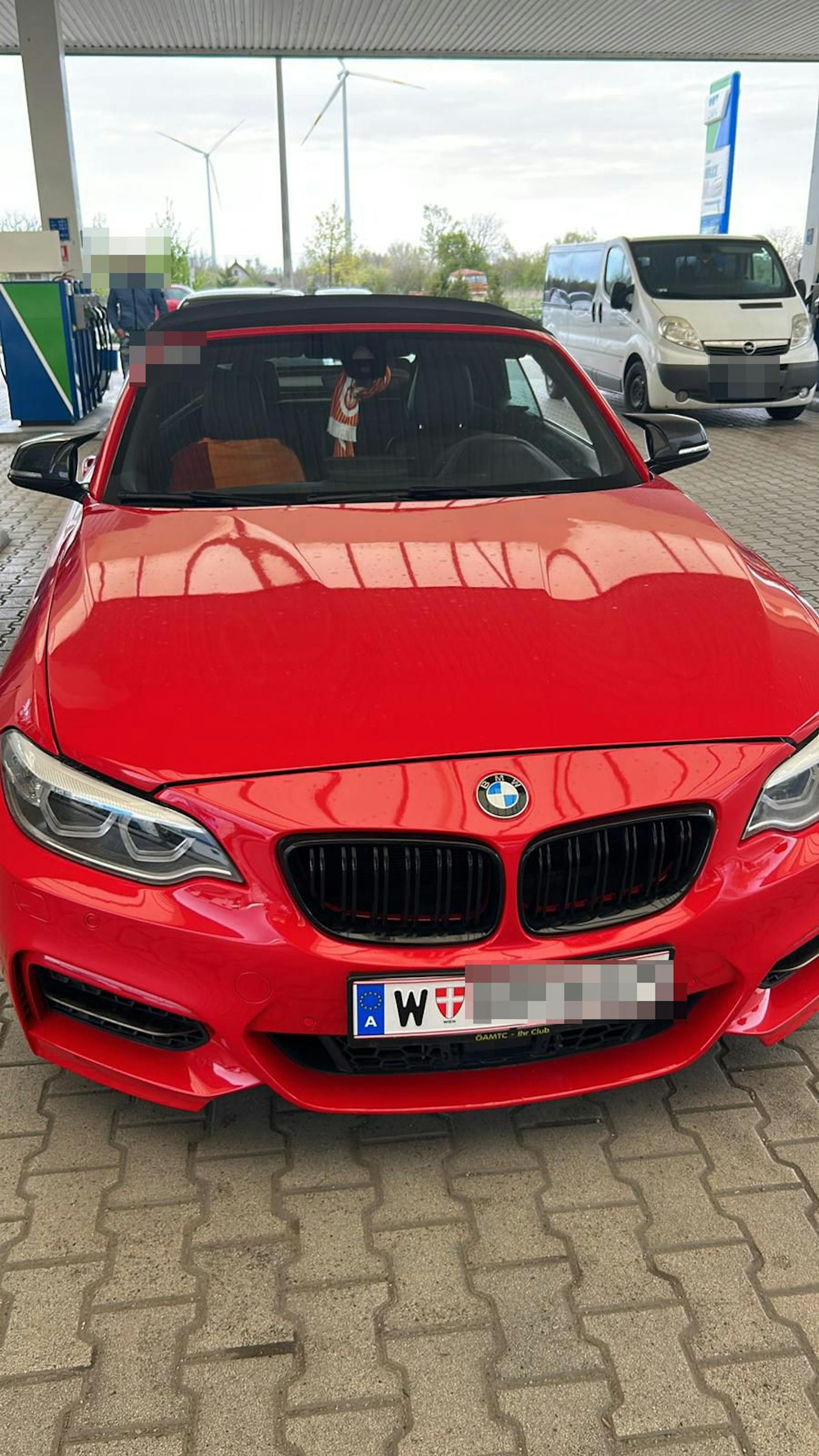 In der Florian-Hedorfer-Straße im <a rel="nofollow" href="https://www.heute.at/t/simmering-100054242">11. Wiener Bezirk</a> wurde das Dach seines BMW M240i xDrive Cabrio aufgeschnitten.