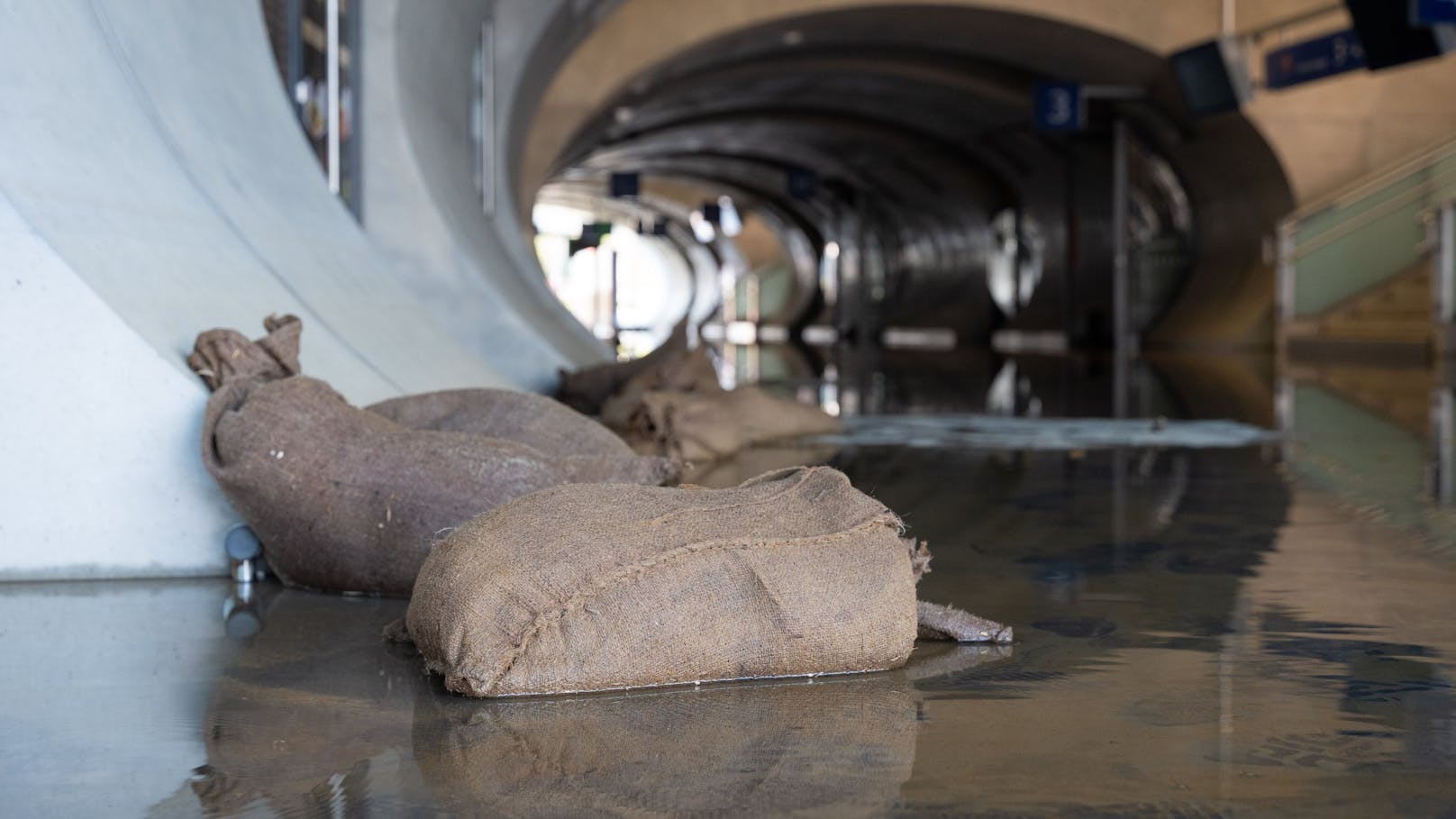 Unterspülte Gleise, geflutete Tunnel und Bahnhöfe – die extremen Unwetter der letzten Tage haben auch bei der österreichischen Schieneninfrastruktur Spuren der Verwüstung hinterlassen.