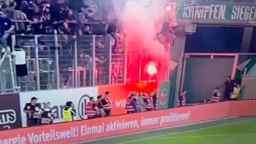 Hier ist der Gästeblock noch geschlossen, wenige Sekunden später wird er von zwei Personen geöffnet.