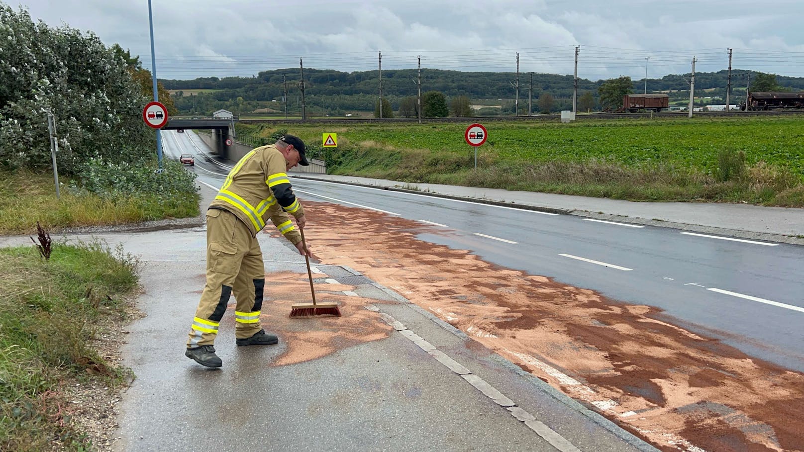 Ein Lkw soll Hydraulik-Öl verloren haben. Die Spur zieht sich von Pöchlarn bis nach Wieselburg.