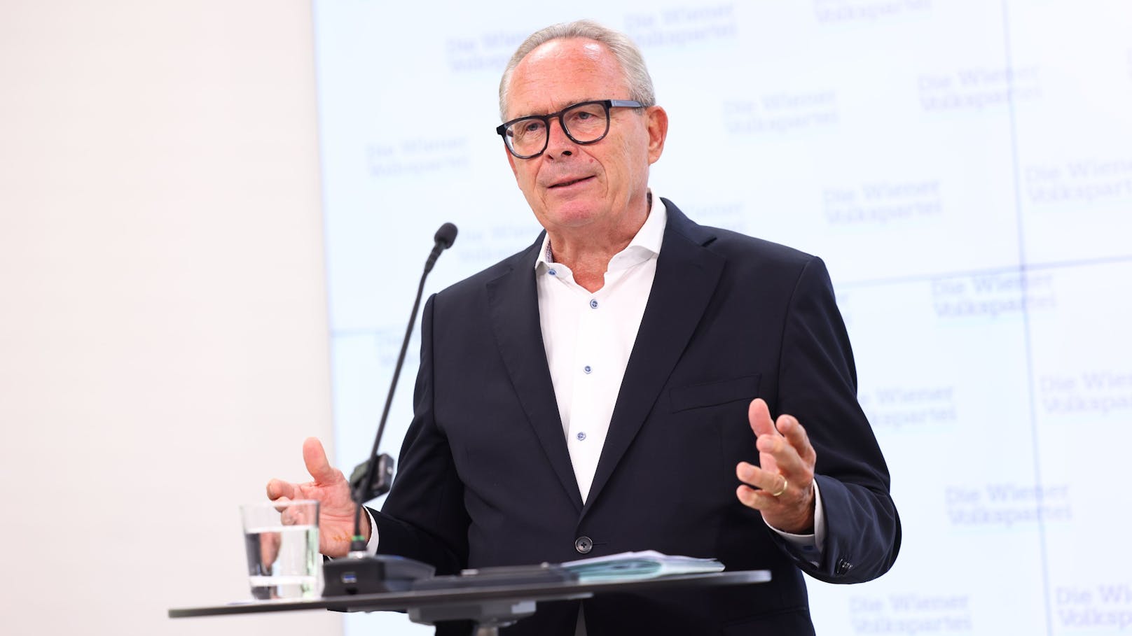 Karl Mahrer sprach bei der Pressekonferenz von "überbordenden Sozialleistungen in Wien". 