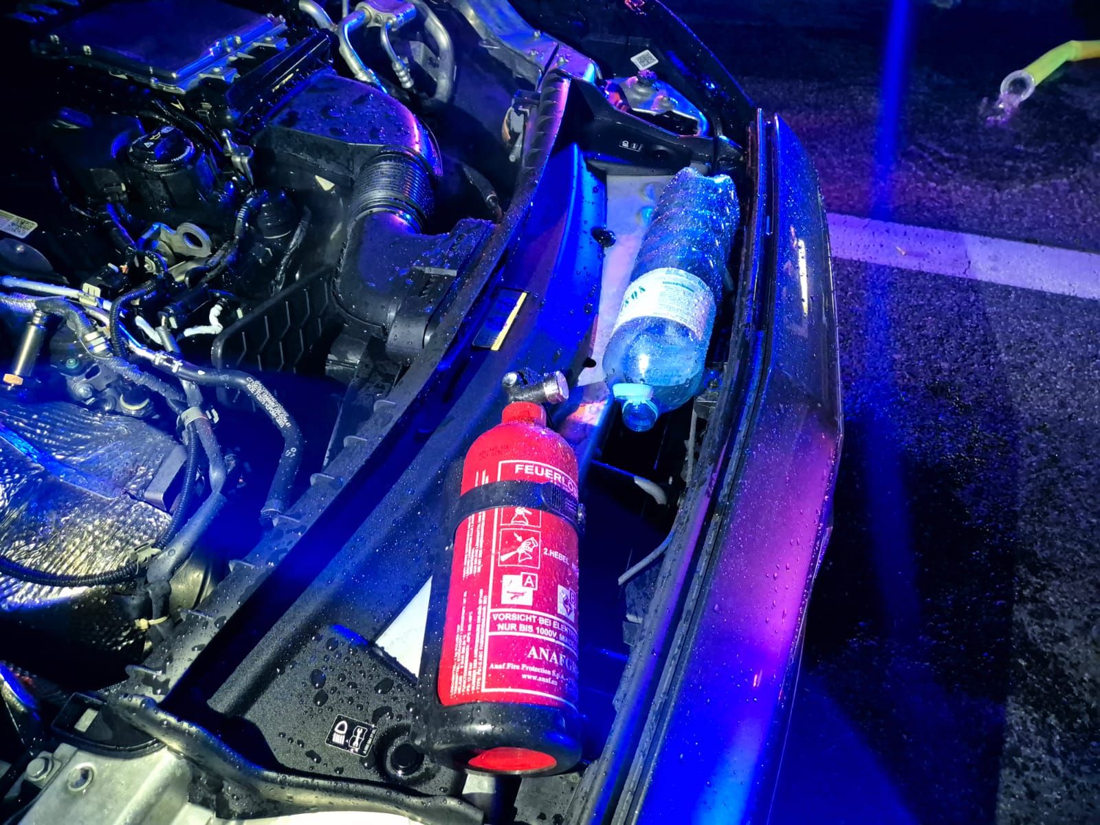 Der Lenker bemerkte den Brand und löschte ihn mit Mineralwasser und einem kleinen Feuerlöscher.