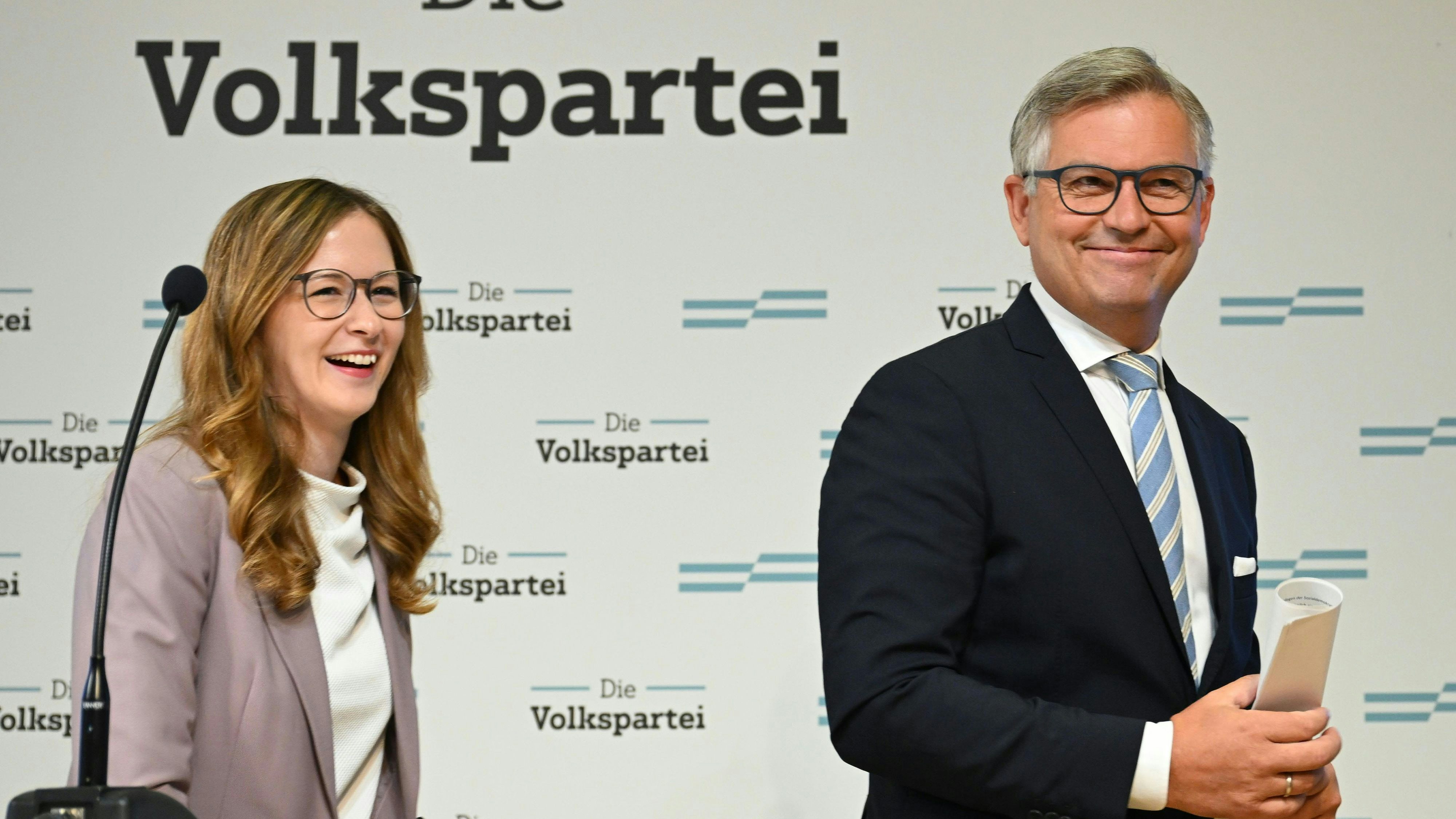 Volkspartei-Finanzminister Magnus Brunner mit Volks-Posaunistin Claudia Plakolm 