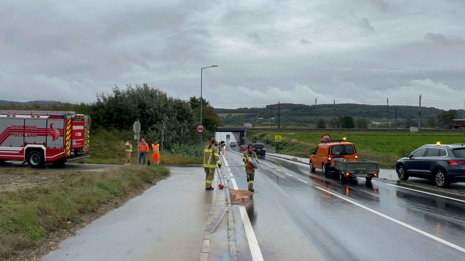 Ein Lkw soll Hydraulik-Öl verloren haben. Die Spur zieht sich von Pöchlarn bis nach Wieselburg.