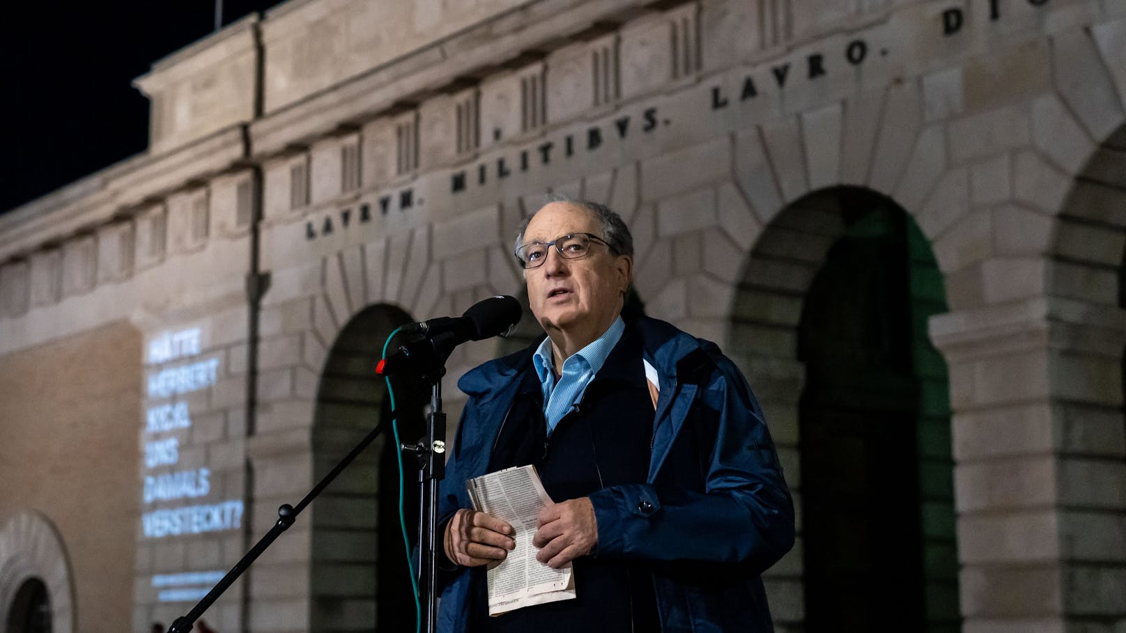 Abends sind Reden geplant. Der Präsident des European Jewish Congress, Ariel Muzicant, sprach am 22. September vor der Sehenswürdigkeit im ersten Bezirk Wiens.