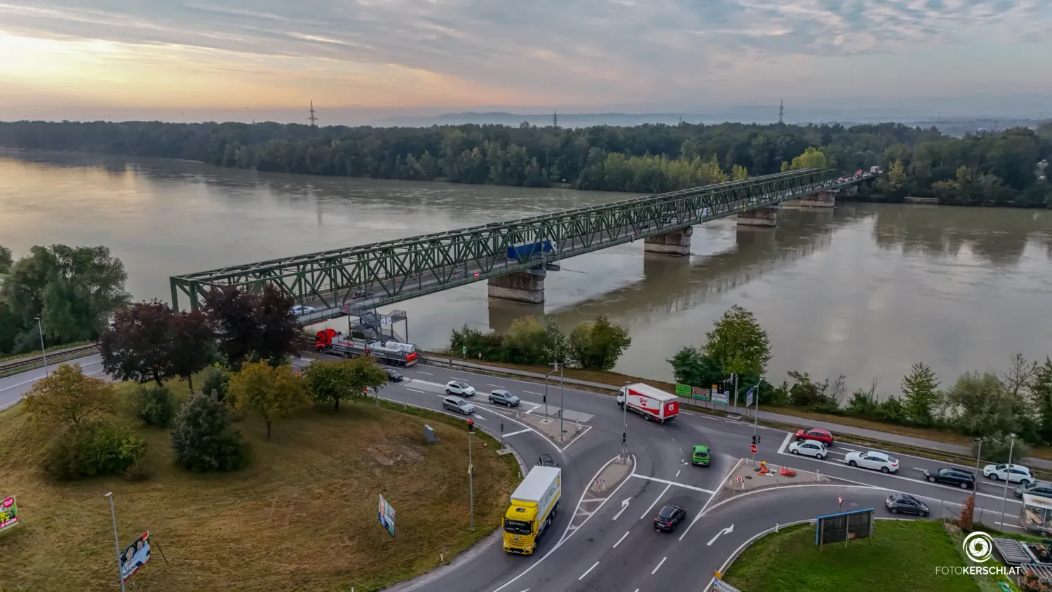 Das Mühlviertel steht vor einem Verkehrs-Chaos: Der Neubau der Donaubrücke bei Mauthausen verzögert sich.