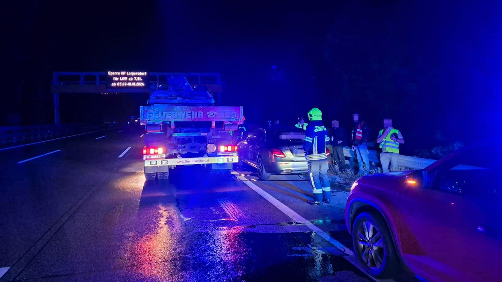 Das Auto geriet mitten auf der A2 in Brand.