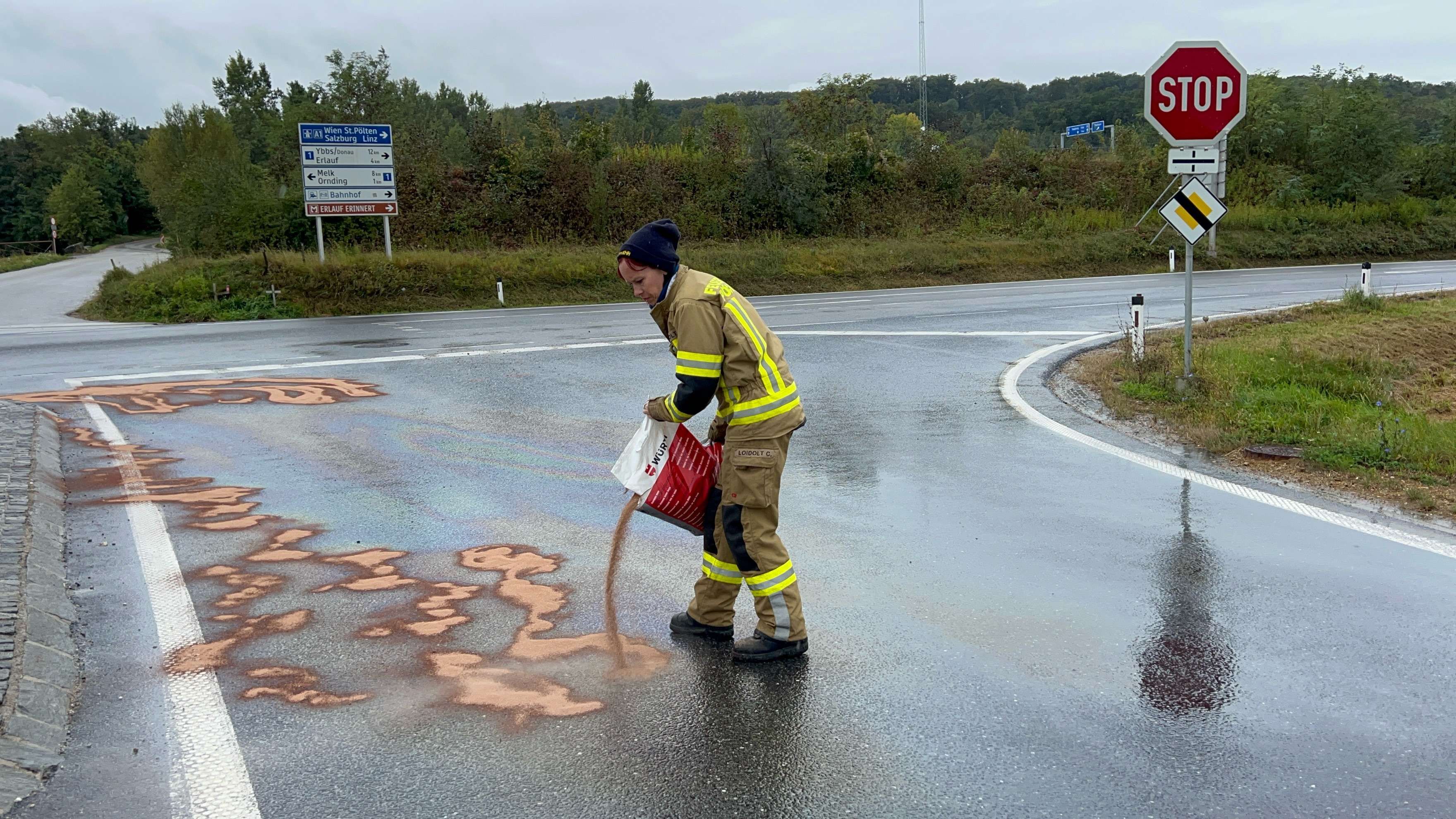 Mit Ölbindemittel versucht die Feuerwehr das ausgetretene Öl zu beseitigen.