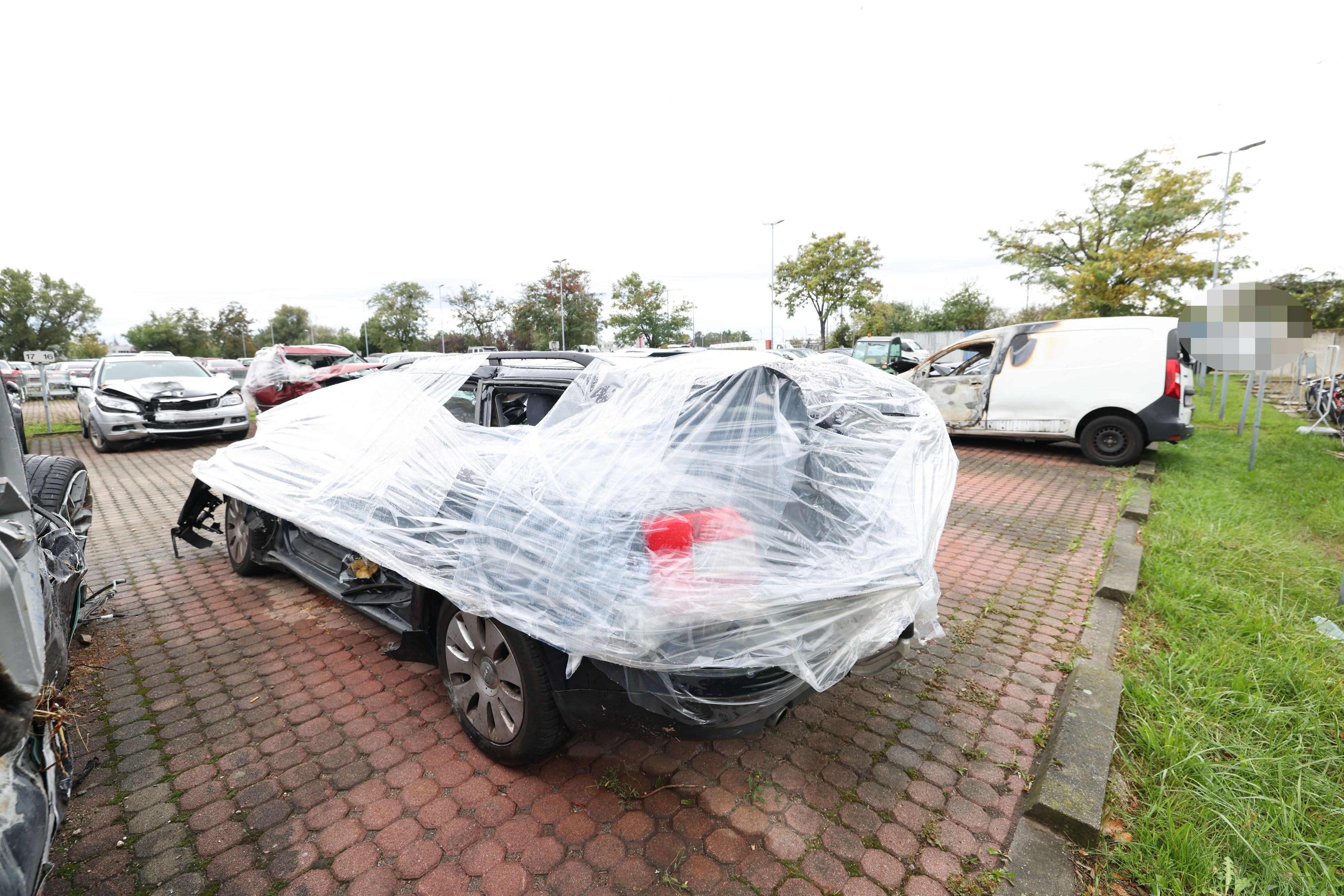 Die hohe Geschwindigkeit und der Aufprall zerfetzten das Auto komplett.