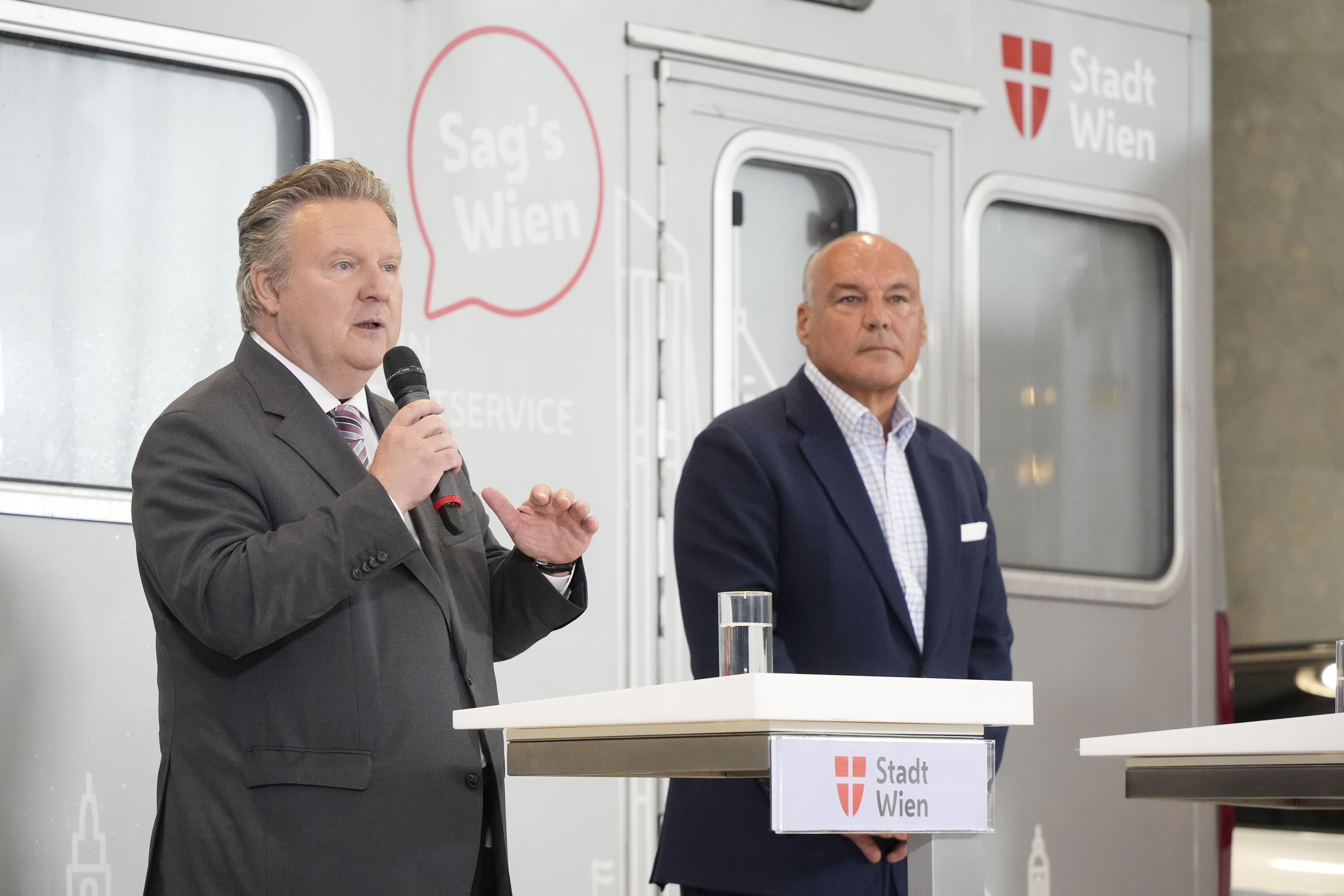 Wiener Bürgermeister Michael Ludwig (links) und Walter Hillerer, Leiter der Gruppe für Sofortmaßnahmen.