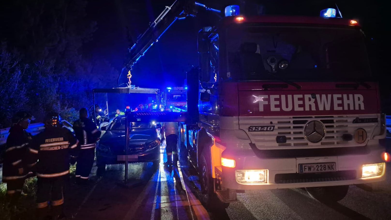 Das Auto geriet mitten auf der A2 in Brand.