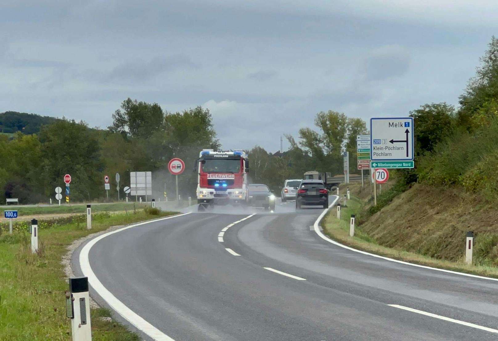 Ein Lkw soll Hydraulik-Öl verloren haben. Die Spur zieht sich von Pöchlarn bis nach Wieselburg.