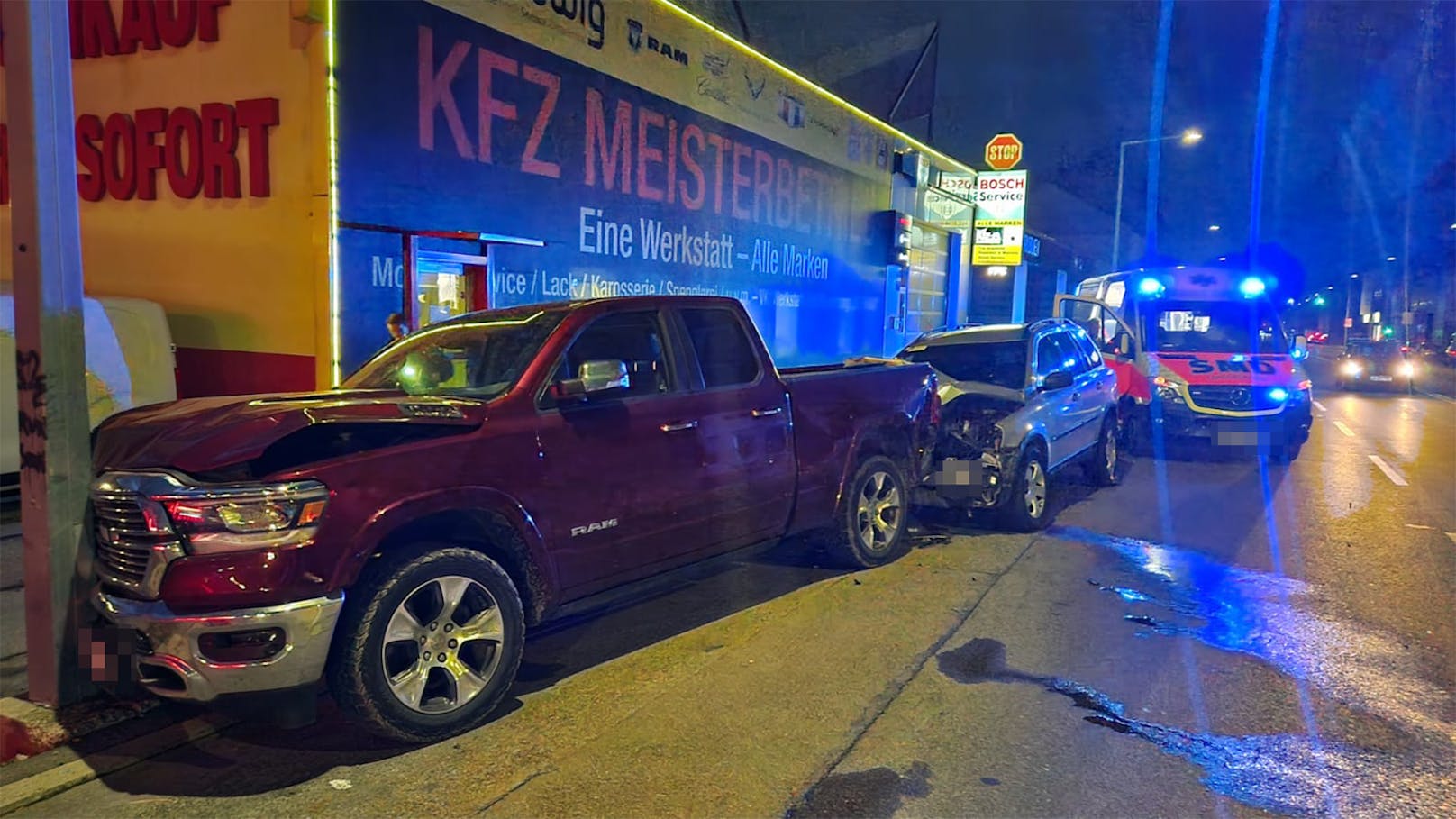 Truck rammt Pfosten, dann folgt heftiger Auffahrunfall