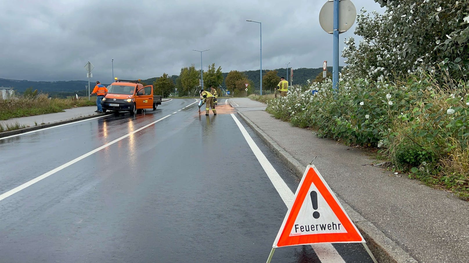 Ein Lkw soll Hydraulik-Öl verloren haben. Die Spur zieht sich von Pöchlarn bis nach Wieselburg.