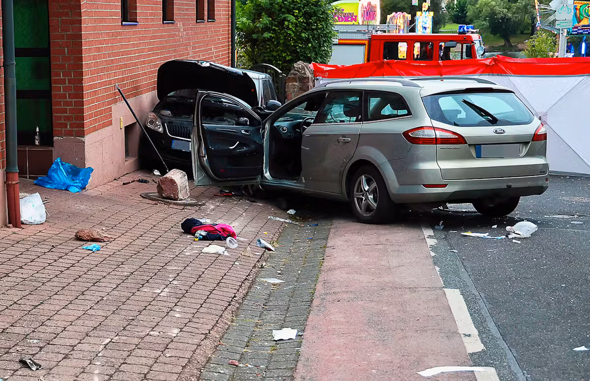 Nachdem der Autofahrer in die Gruppe Menschen gefahren war, steuerte er seinen Wagen in einen parkierten Wagen. 