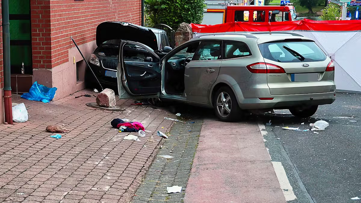 Nachdem der Autofahrer in die Gruppe Menschen gefahren war, steuerte er seinen Wagen in einen parkierten Wagen. 
