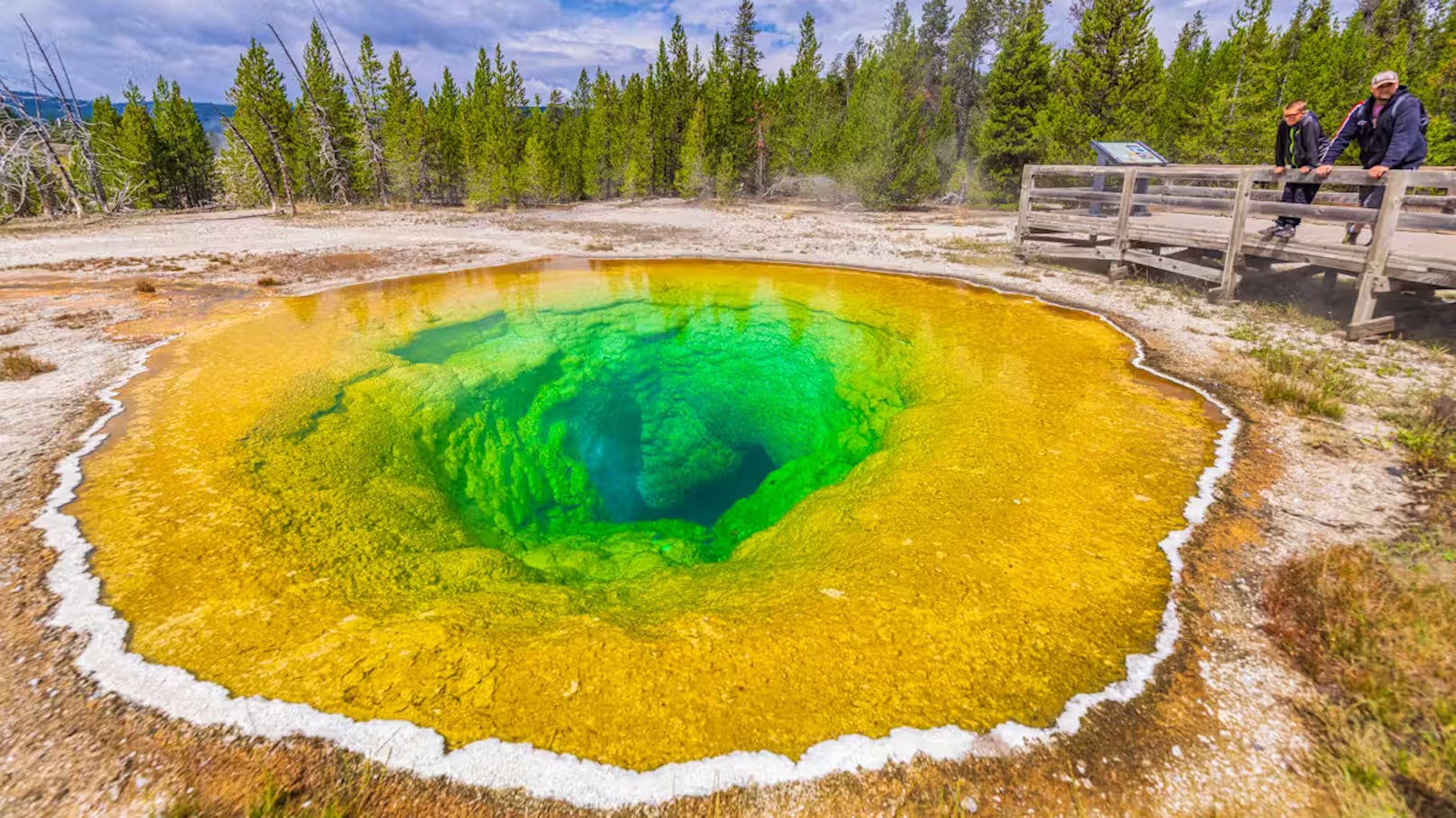 Geysir war blau – dann warfen Touristen Münzen hinein