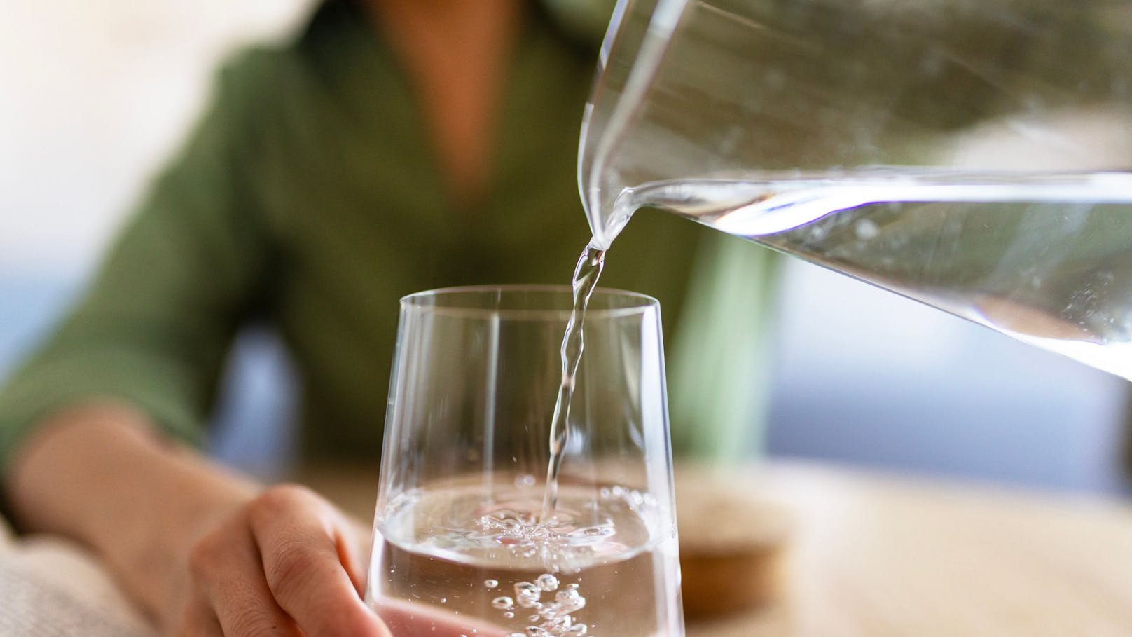 Polizei warnt jetzt ALLE vor "Glas Wasser"-Trick