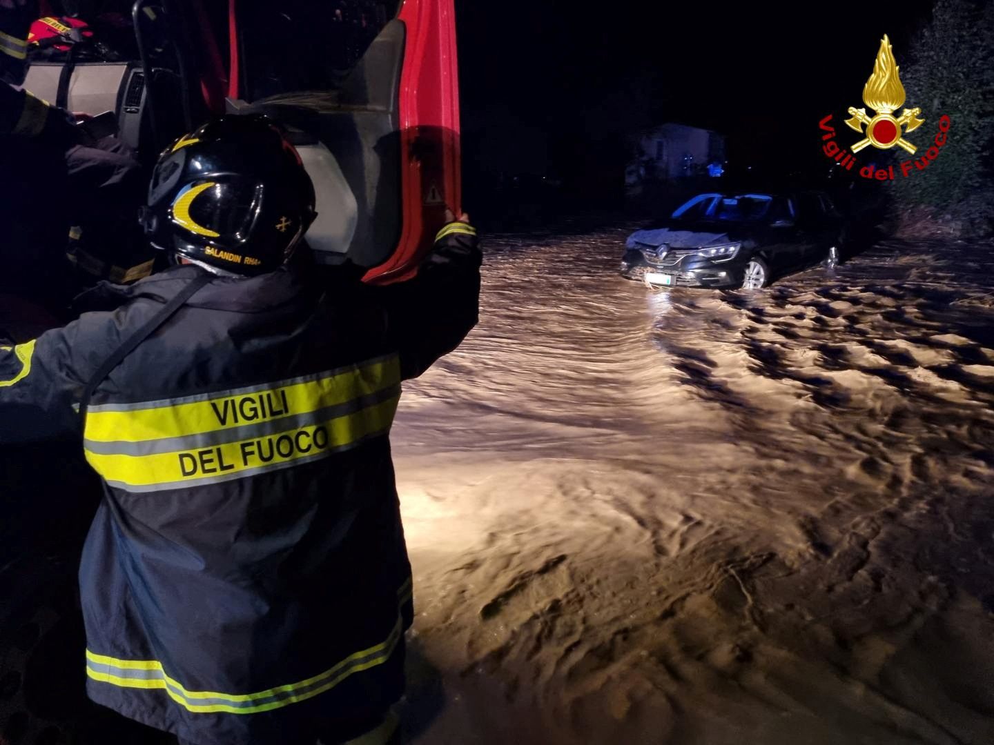 Ein Feuerwehrmann arbeitet in den überlaufenden Wassermassen nach dem Unwetter, das zu Überschwemmungen in Montecatini Val di Cecina führte,
