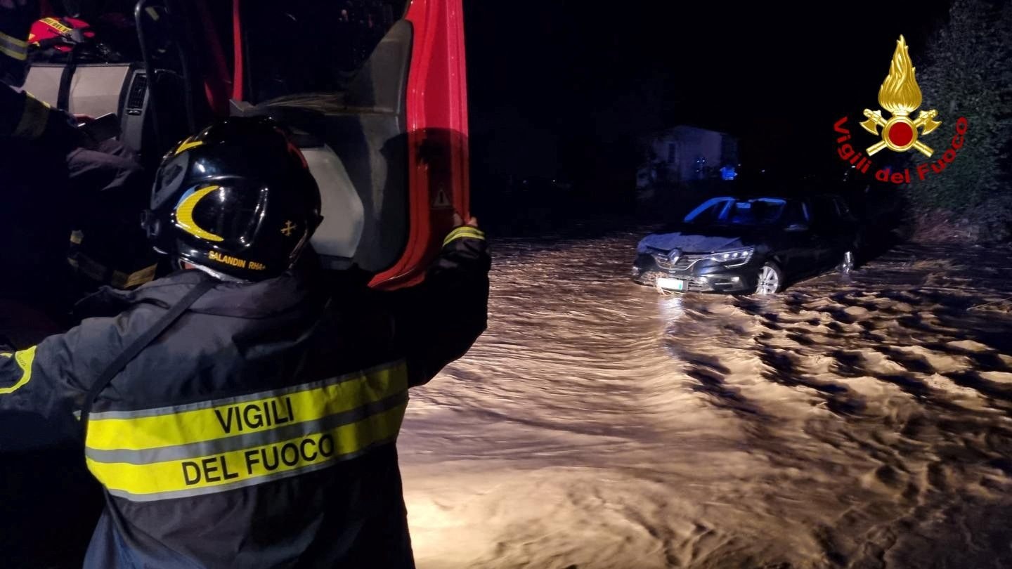 Ein Feuerwehrmann arbeitet in den überlaufenden Wassermassen nach dem Unwetter, das zu Überschwemmungen in Montecatini Val di Cecina führte,