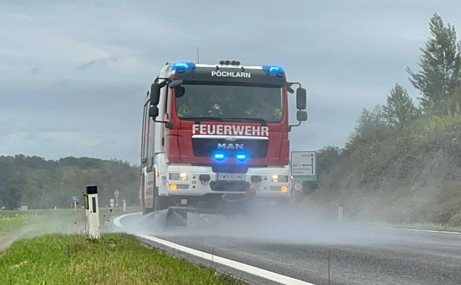 Ein Lkw soll Hydraulik-Öl verloren haben. Die Spur zieht sich von Pöchlarn bis nach Wieselburg.