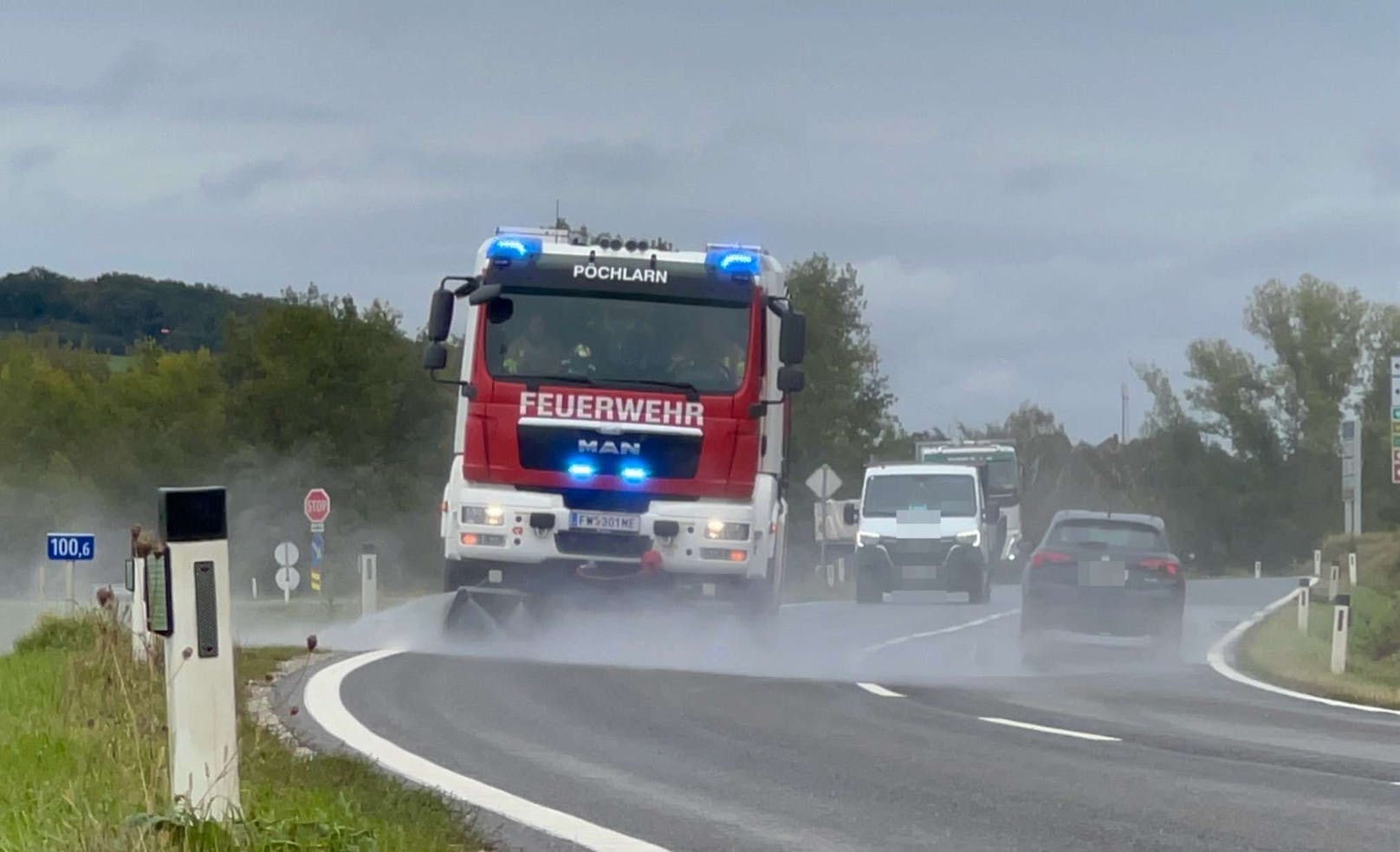 Ein Lkw soll Hydraulik-Öl verloren haben. Die Spur zieht sich von Pöchlarn bis nach Wieselburg.