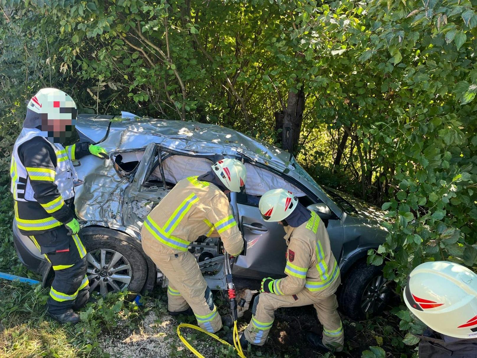 Die Feuerwehr musste die Beifahrerin aus dem Auto befreien. 