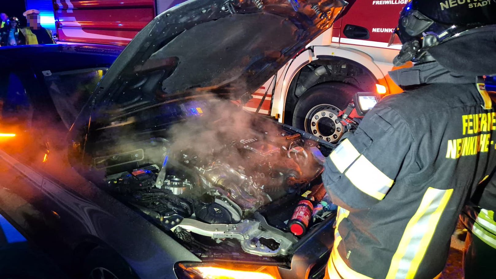 Das Auto geriet mitten auf der A2 in Brand.