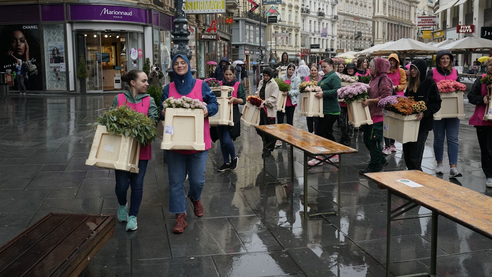 Für den zweiten Floristen Flashmob in Wien haben sich zahlreiche Floristen vorbereitet