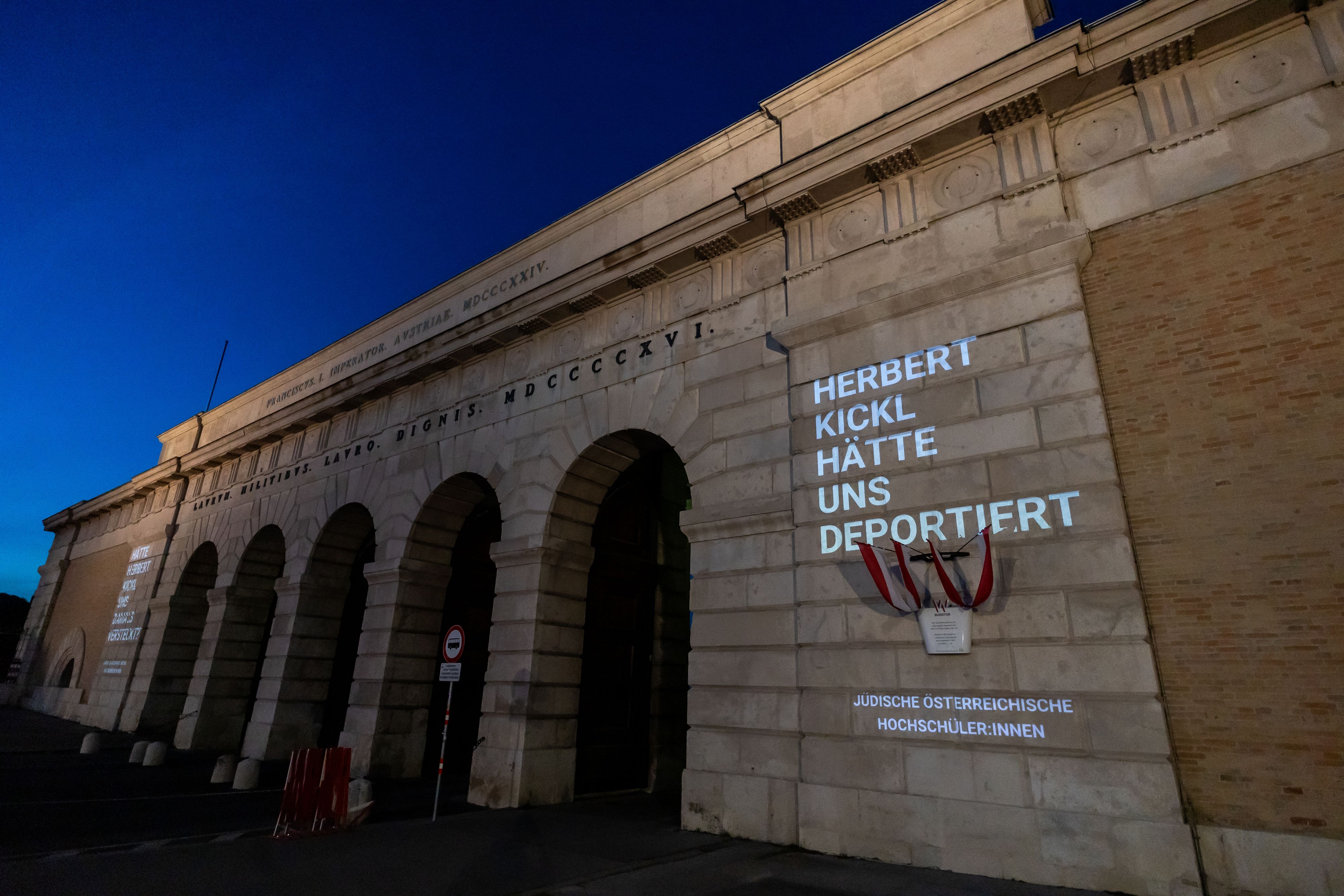 Die Videoinstallation am Burgtor – die jüdischen Studenten werfen der FPÖ eine 