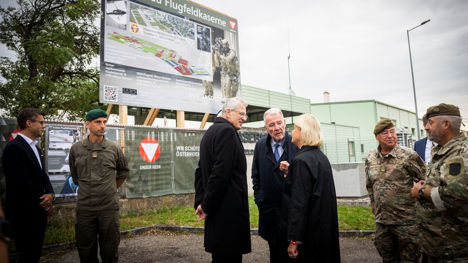 Flugfeld-Kaserne, Wiener Neustadt: Präsentation des Masterplans Flugfeld-Kaserne mit Bundesministerin Klaudia Tanner am 24. September