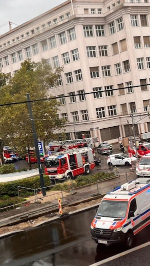 Schwerer Unfall in Wien: 11-jähriges Mädchen auf Hütteldorfer Straße von Auto erfasst und schwer verletzt. Polizei ermittelt zum Unfallhergang.