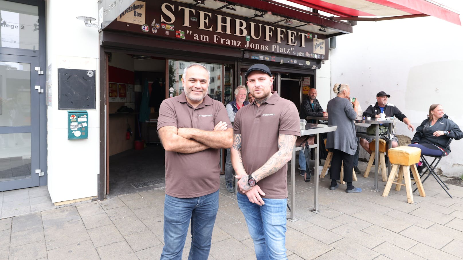 Sein Chef Orhan (links im Bild) lieferte der Polizei weitere Beweisbilder.