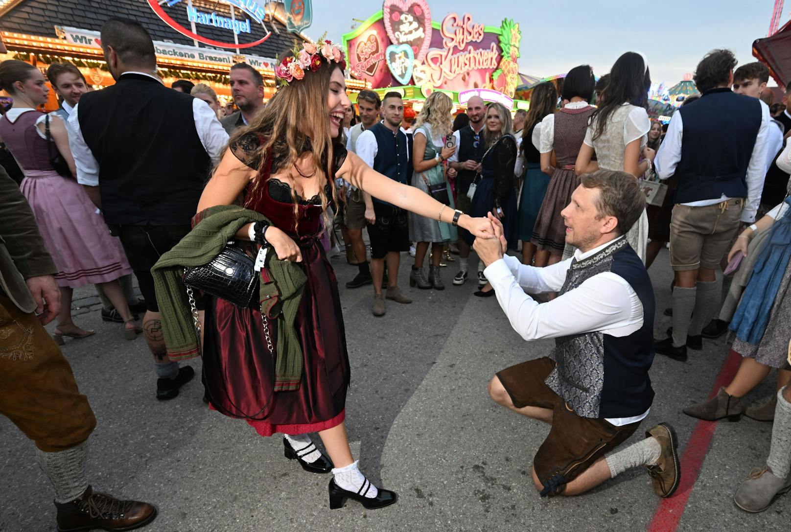 Oliver Pocher kniet vor der diesjährigen Oktoberfest-Playmate Vroni Sbrizzai.