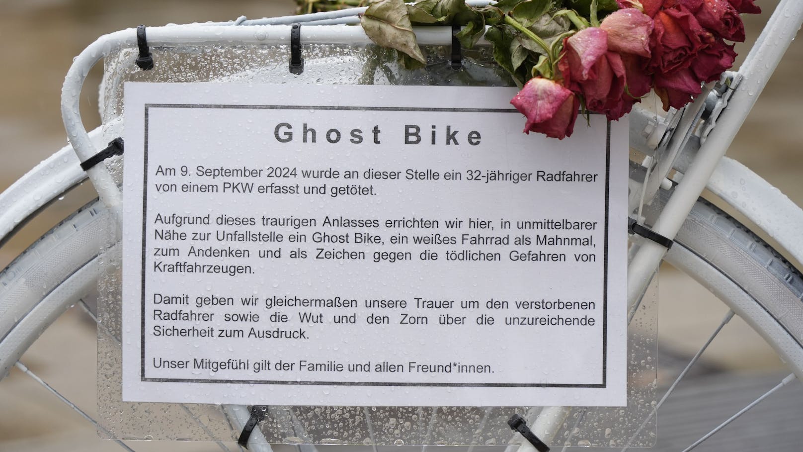 Ein Ghostbike am Unfallort erinnert an Florian M. (32)