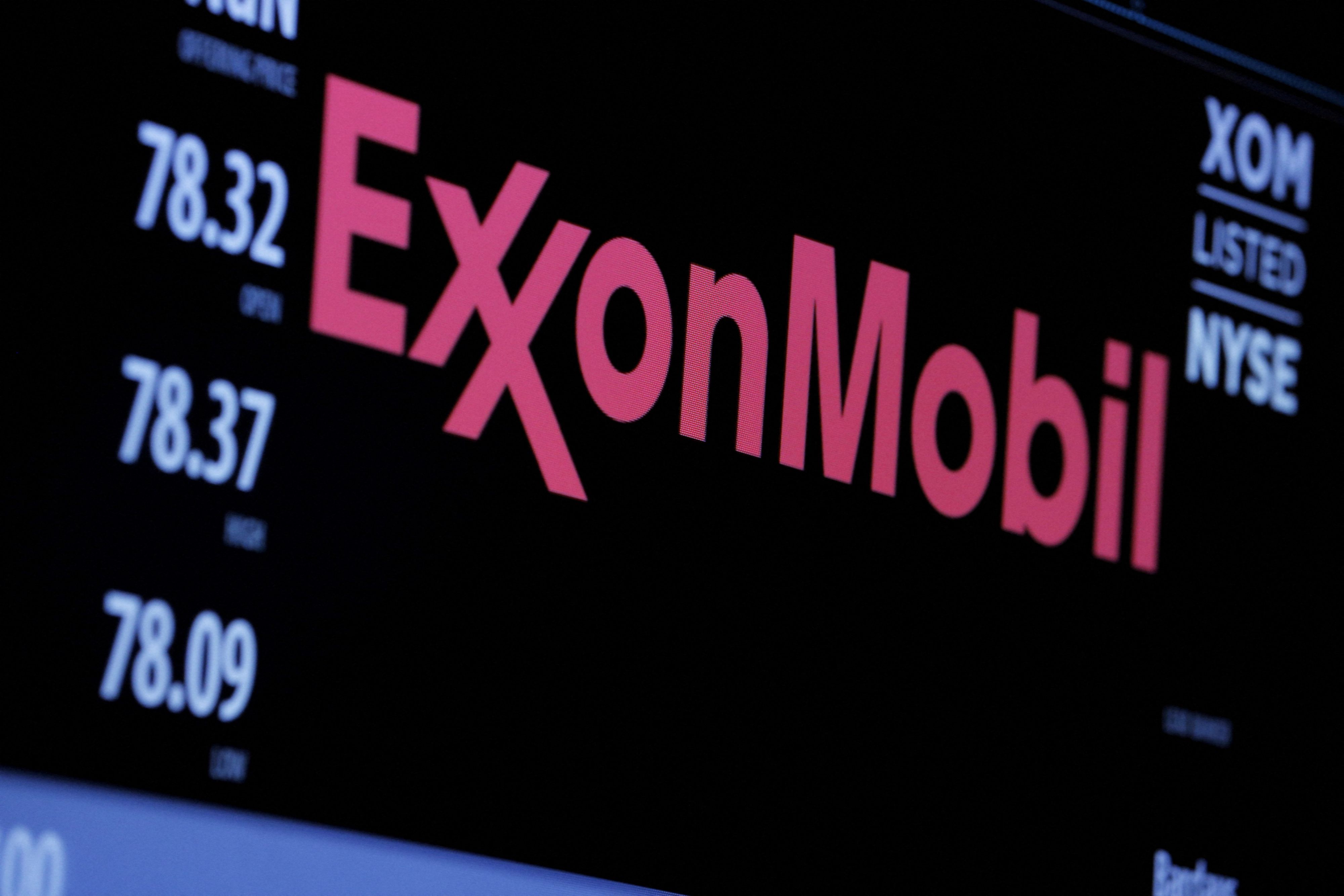 Unter Druck: Das Logo of Exxon Mobil auf einem Monitor der New Yorker Börse.