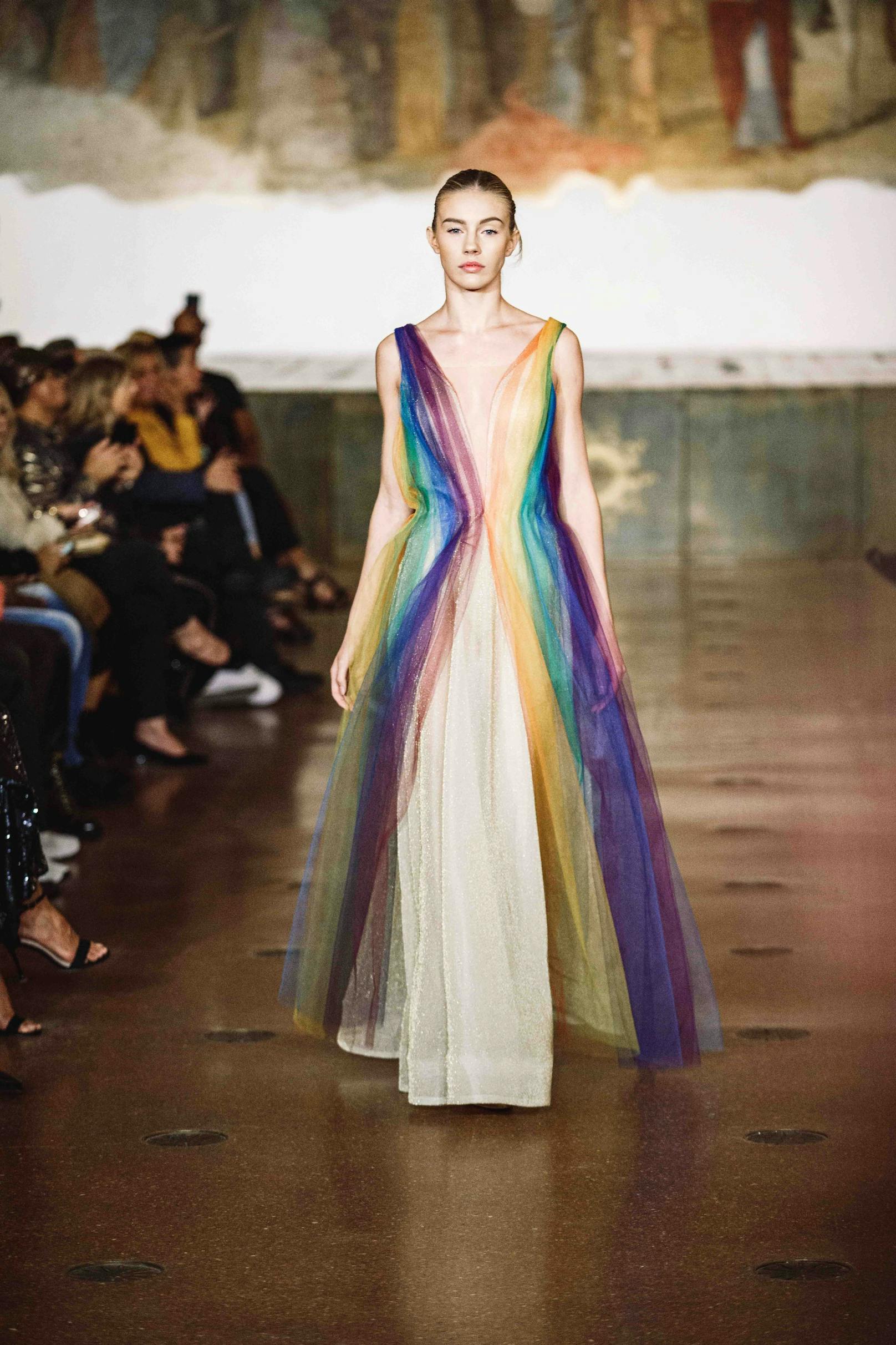 Das schwedische Model <strong>Elsa Kullegard</strong> im transparenten Regenbogenkleid.