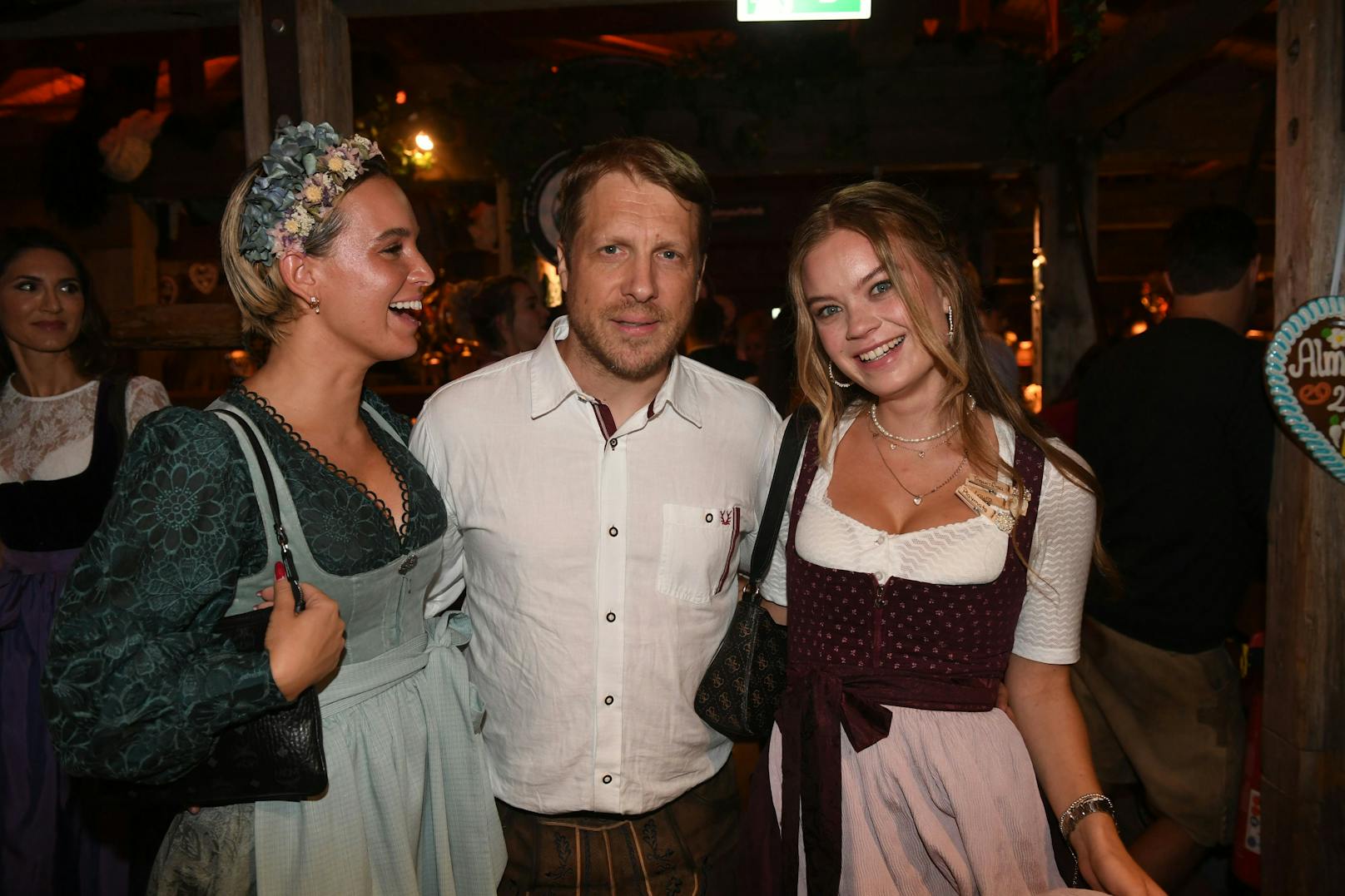 Auch mit den Playmates Julia Römmelt (l.) und Laura Langas (r.) ließ sich Pocher ablichten.