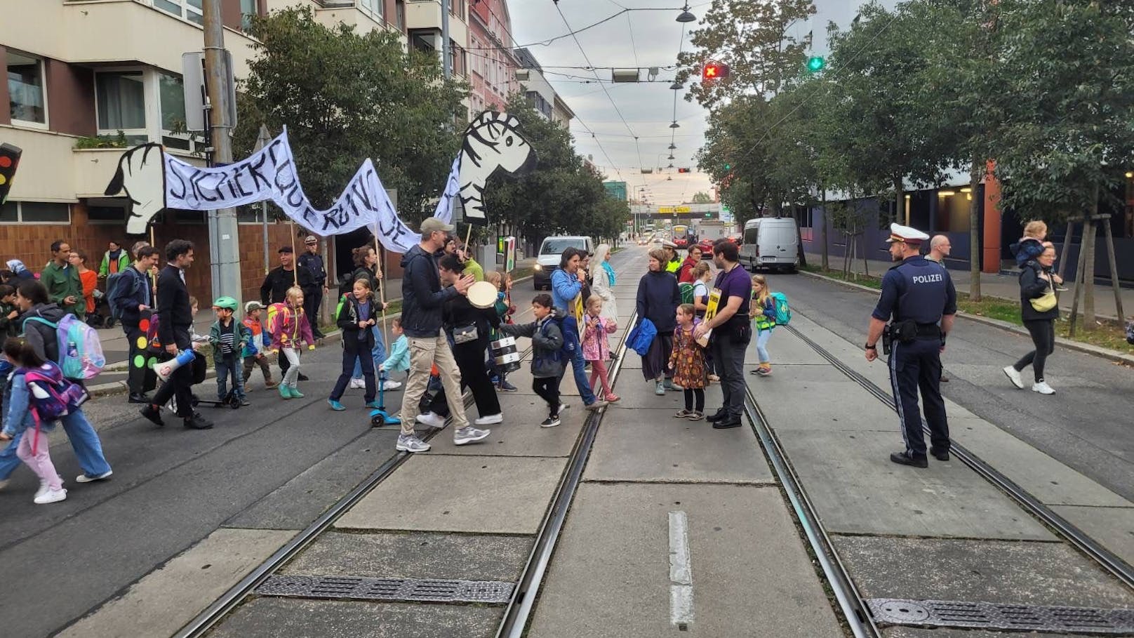 "Wir wollen endlich eine Ampel", riefen die Kinder noch auf dem Weg zum Schultor.