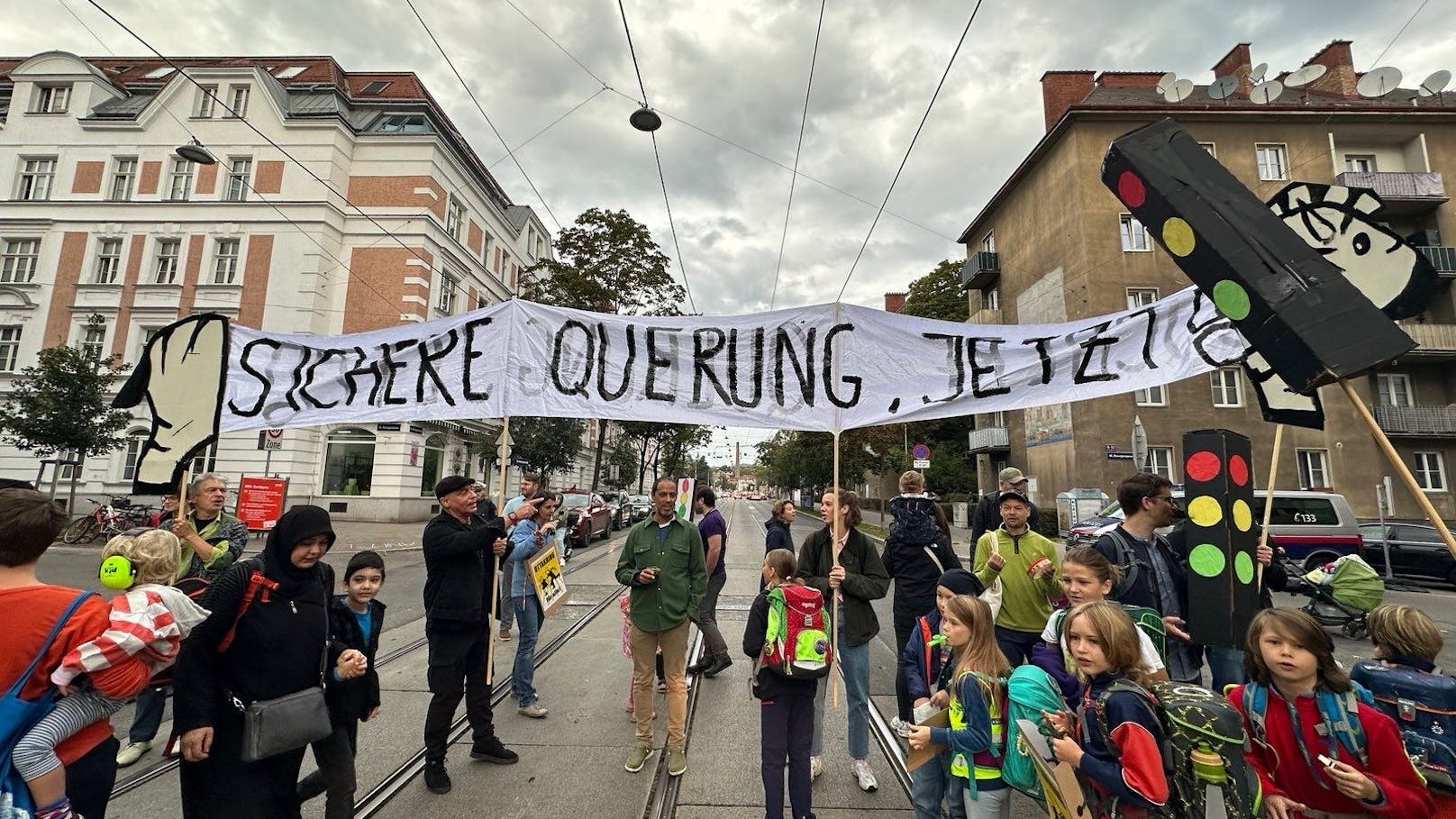 Kinder wollen rüber! 50 Anwohner blockieren Ampel