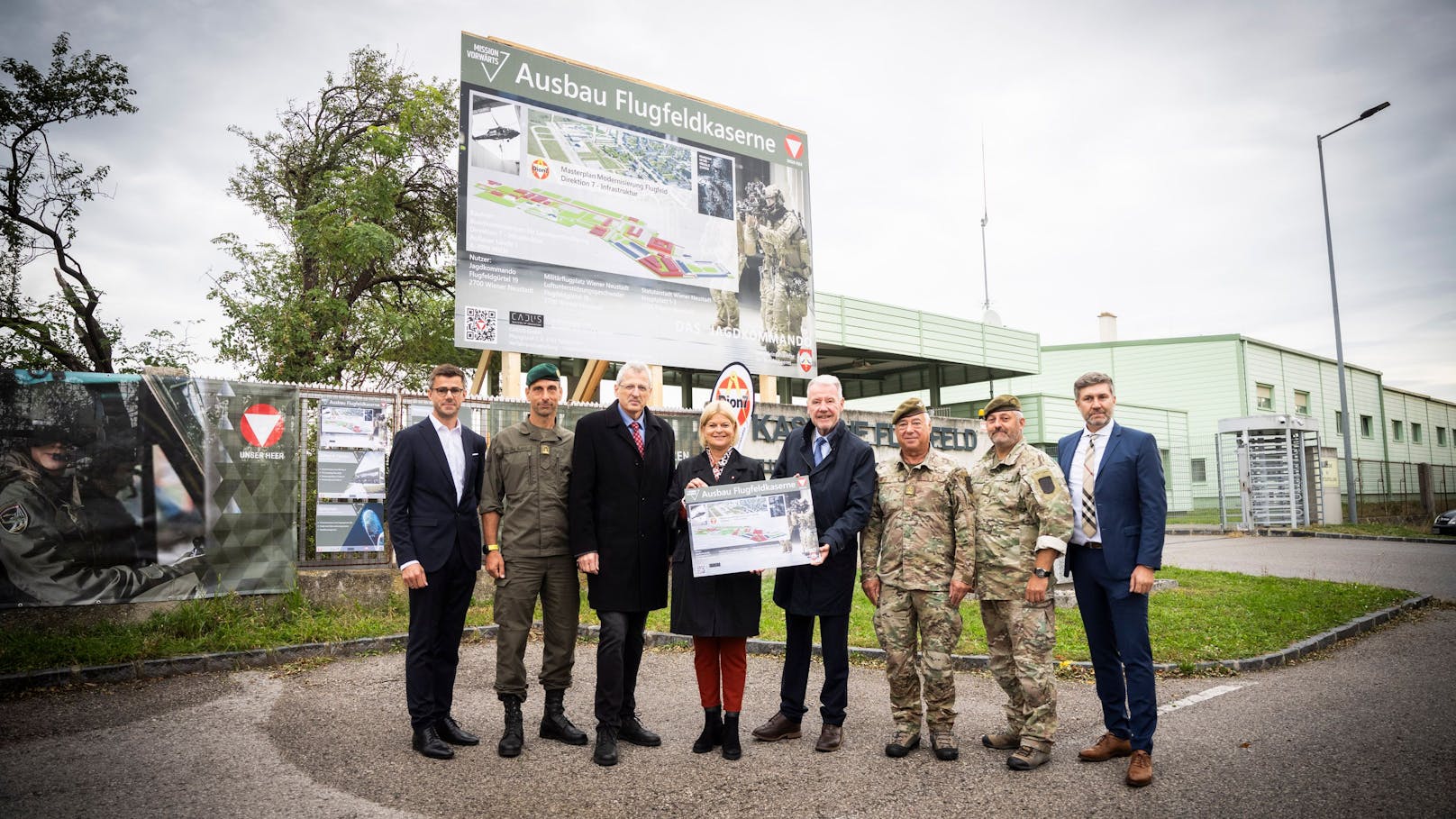 Flugfeld-Kaserne, Wiener Neustadt: Präsentation des Masterplans Flugfeld-Kaserne mit Bundesministerin Klaudia Tanner am 24. September