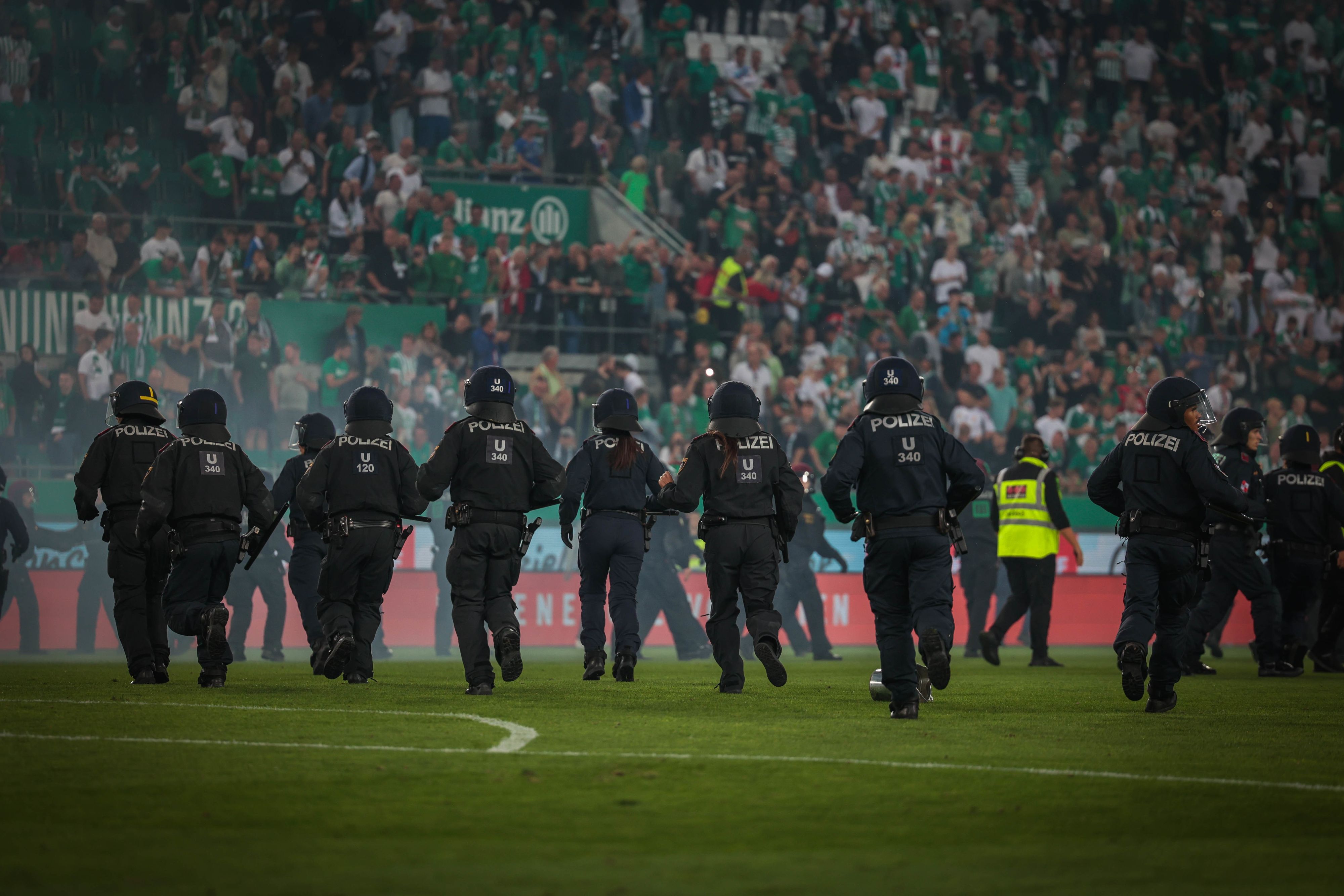 Die Einsatzkräfte hatten beim Wiener Derby alle Hände voll zu tun.