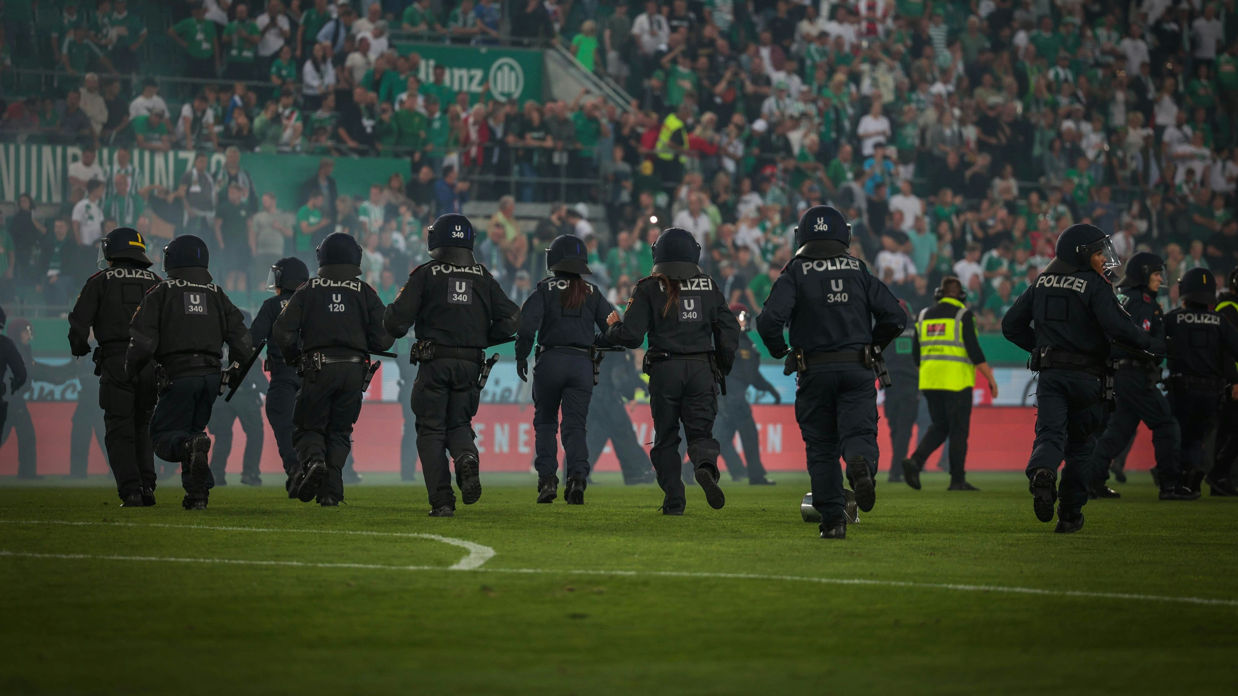 Die Einsatzkräfte hatten beim Wiener Derby alle Hände voll zu tun.