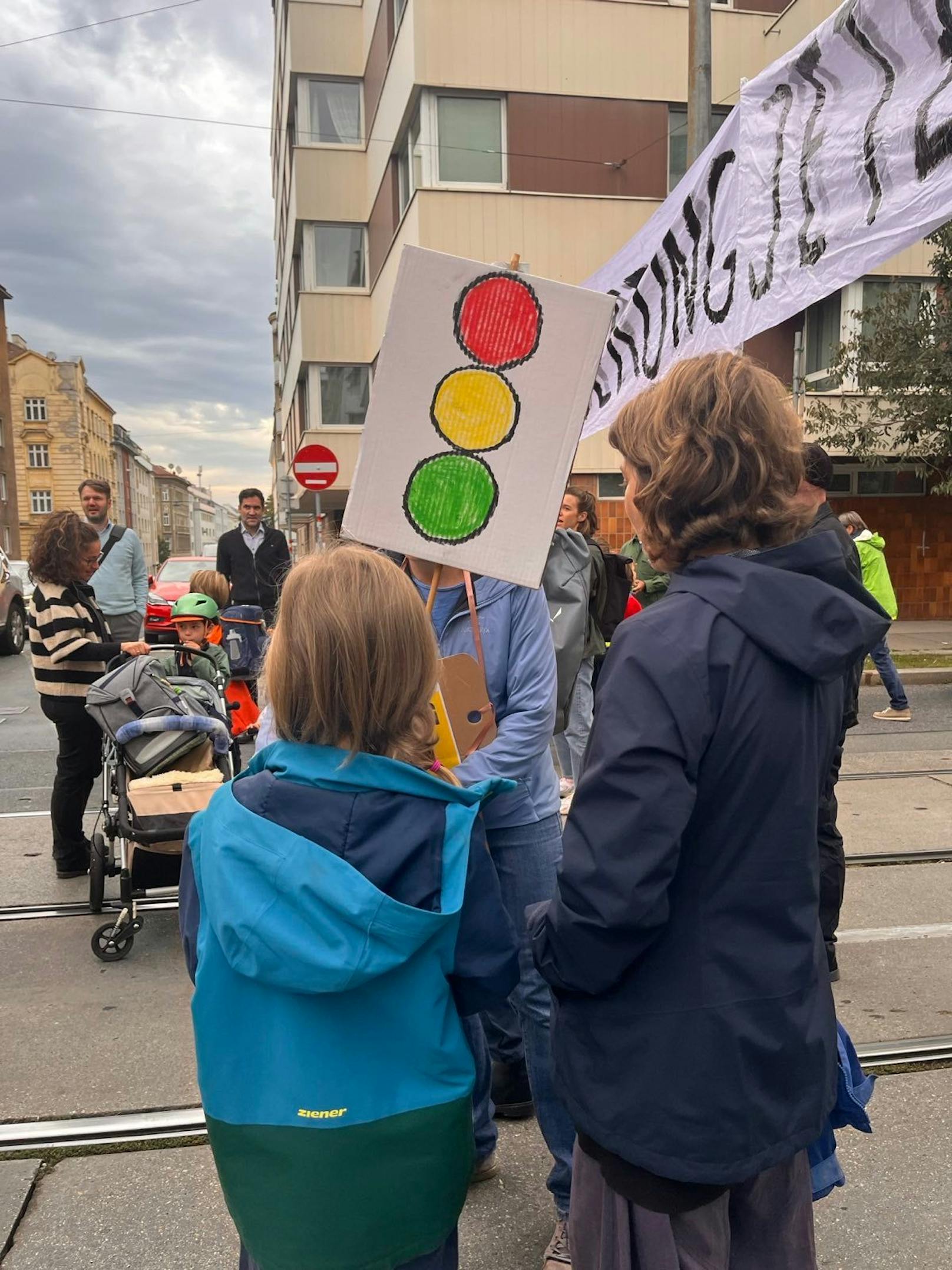 Rund 50 Personen nahmen der Demo für einen sicheren Schulweg teil