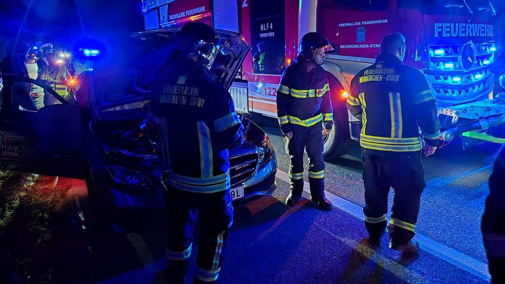 Das Auto geriet mitten auf der A2 in Brand.